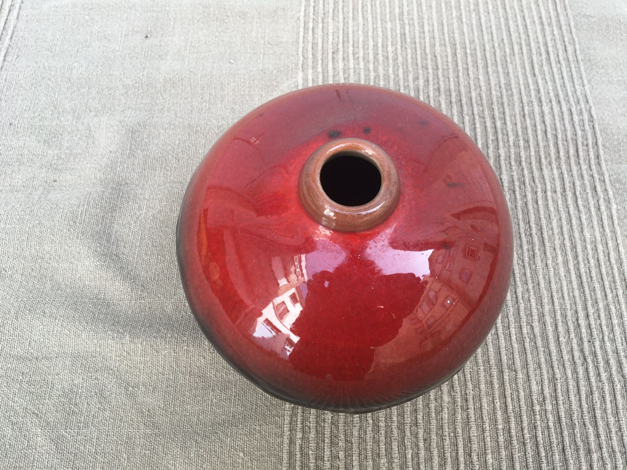 Vase en céramique design émaillé rouge