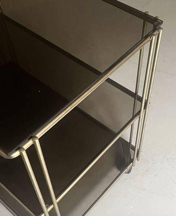 Desserte hifi / TV en verre fumé et laiton, design vers 1970