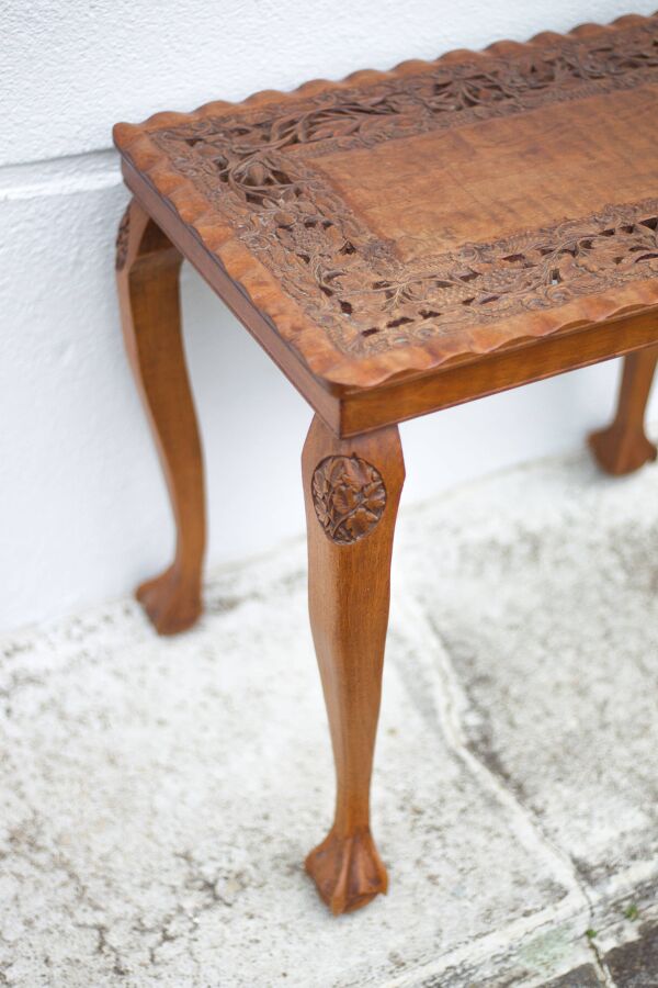 Table guéridon bois sculpté fait à la main, table basse moulurée vintage, table pieds griffe