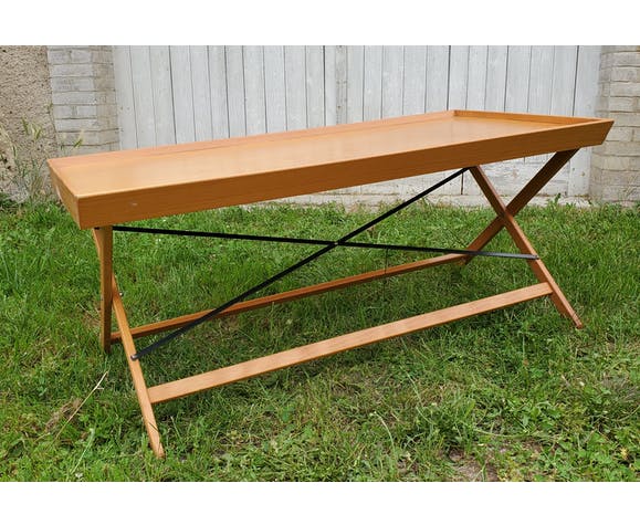 Folding coffee table