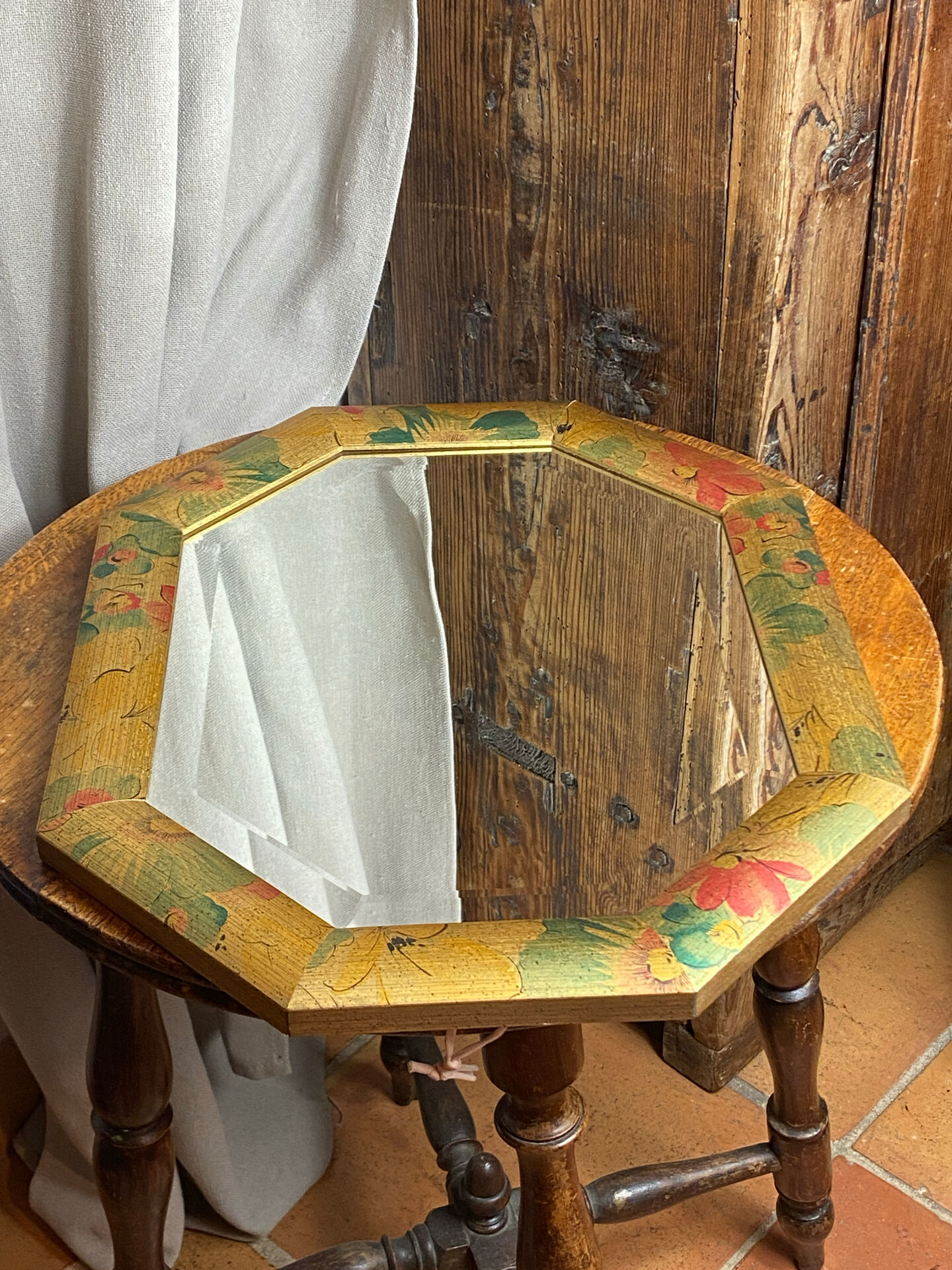 Miroir biseauté, de forme octogonale, en bois