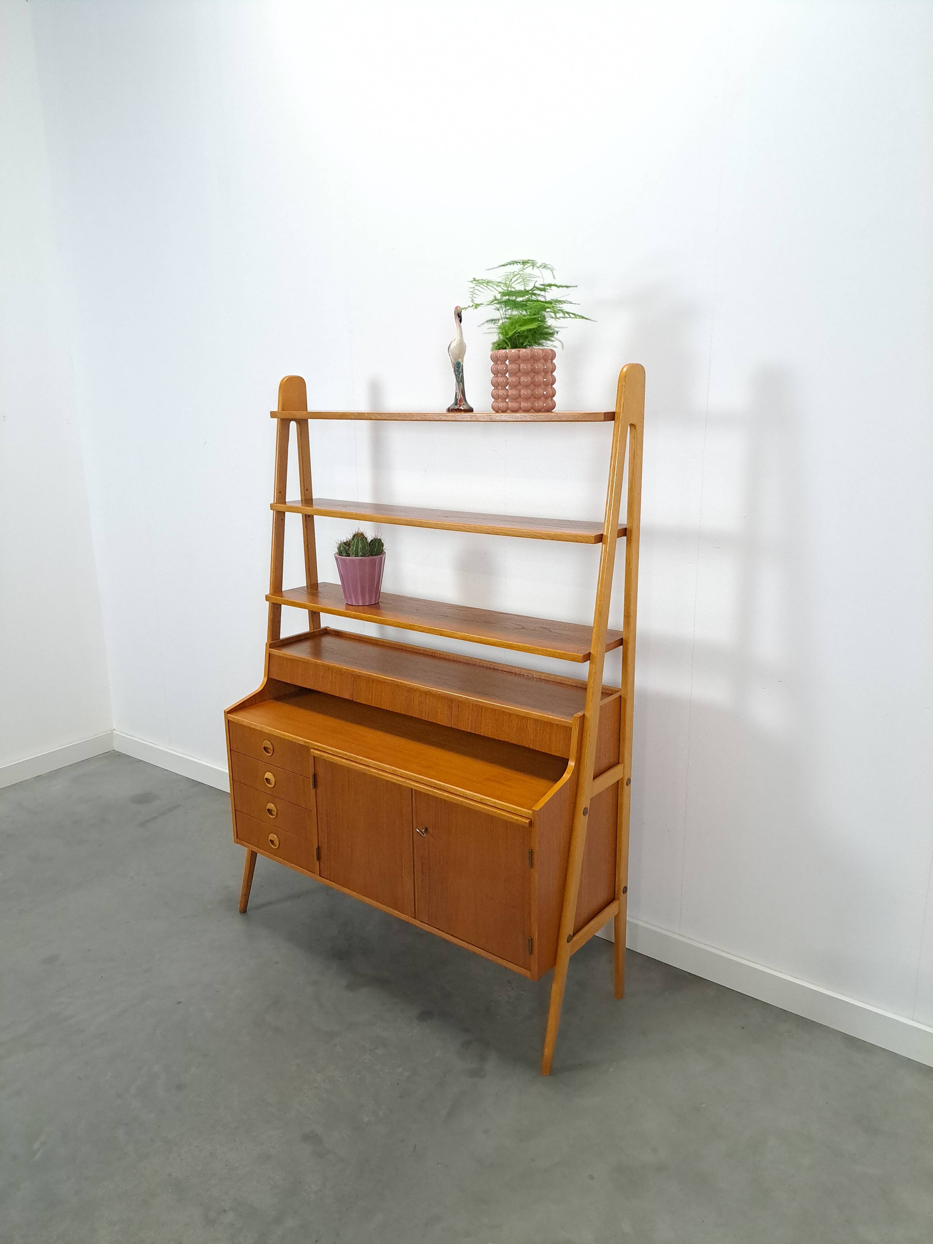 Teak fineer kast uit Zweden met lades, legplank en uitschuifbare plank