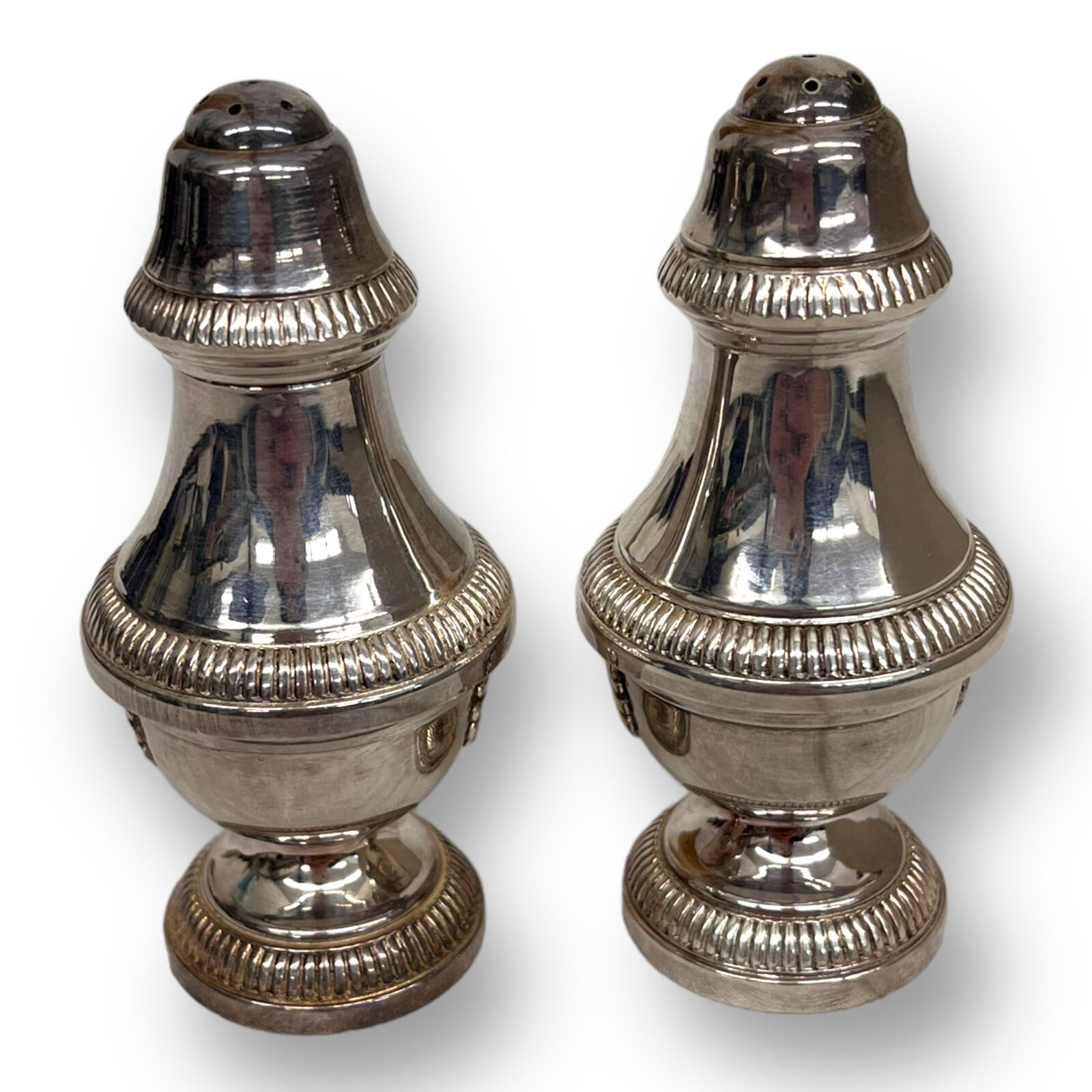 Salt shaker and pepper shaker in silver metal