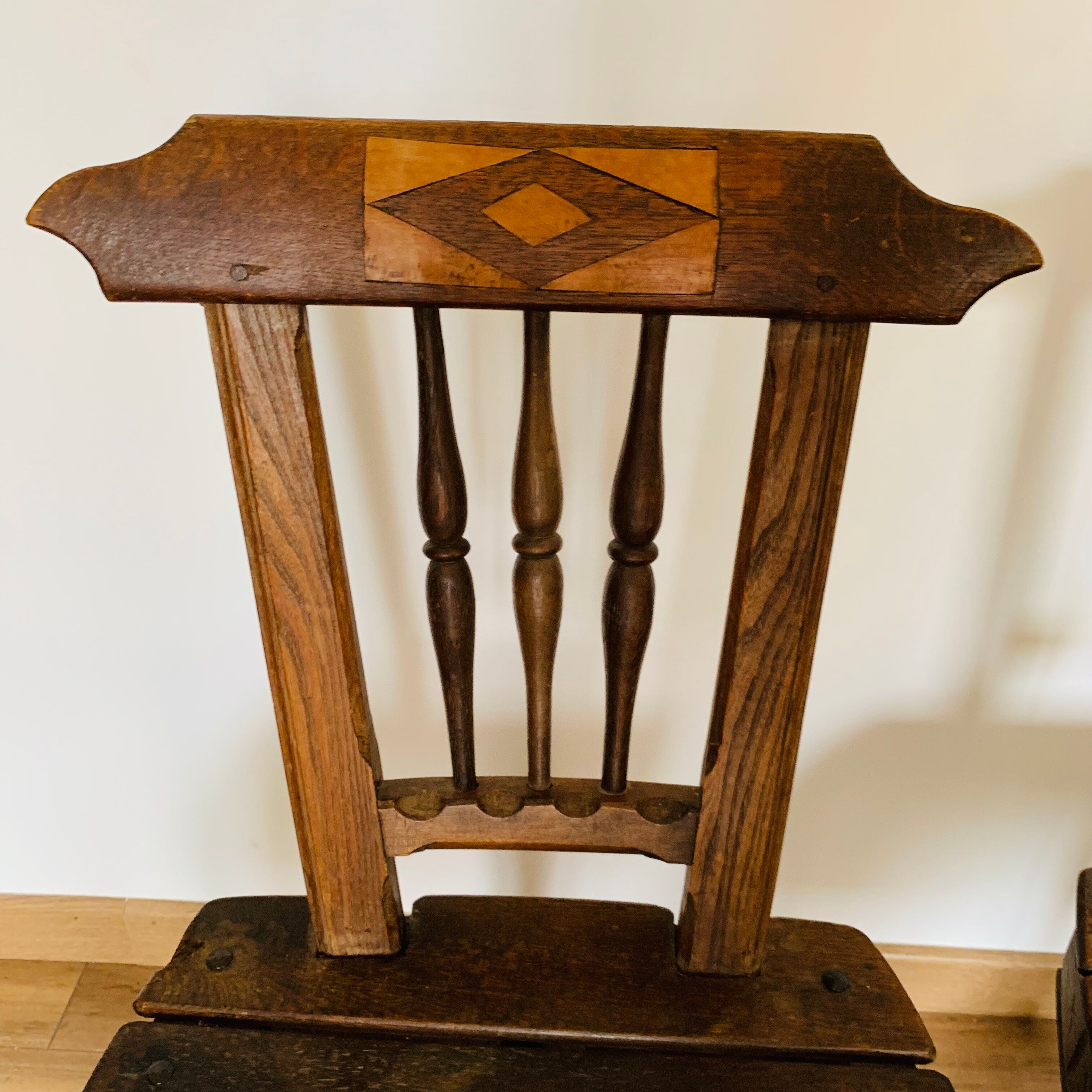 Ensemble de 5 chaises en bois, travail artisanal