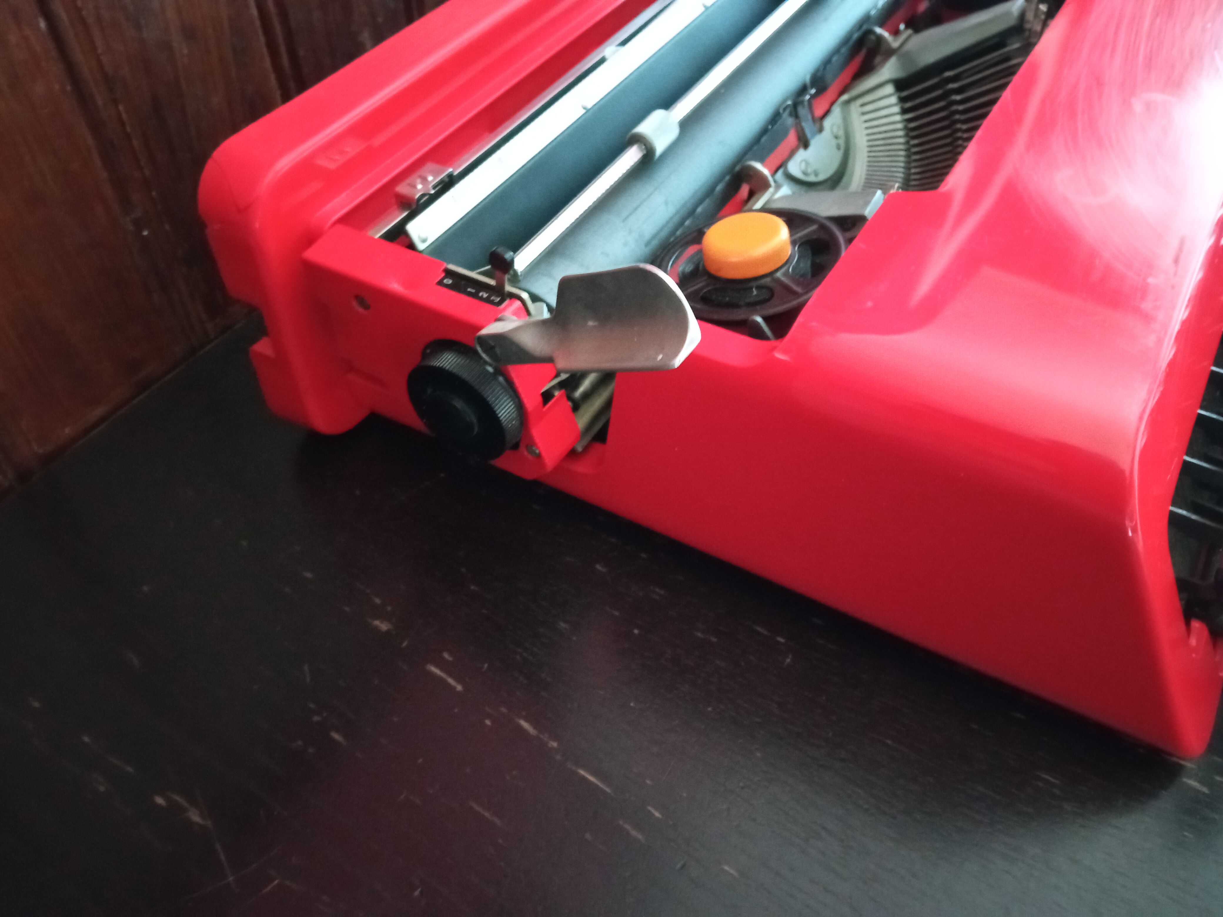 Machine à écrire Olivetti "Valentine " par Ettore Sottsass 1960s