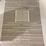 Woven carpet with small diamond patterns