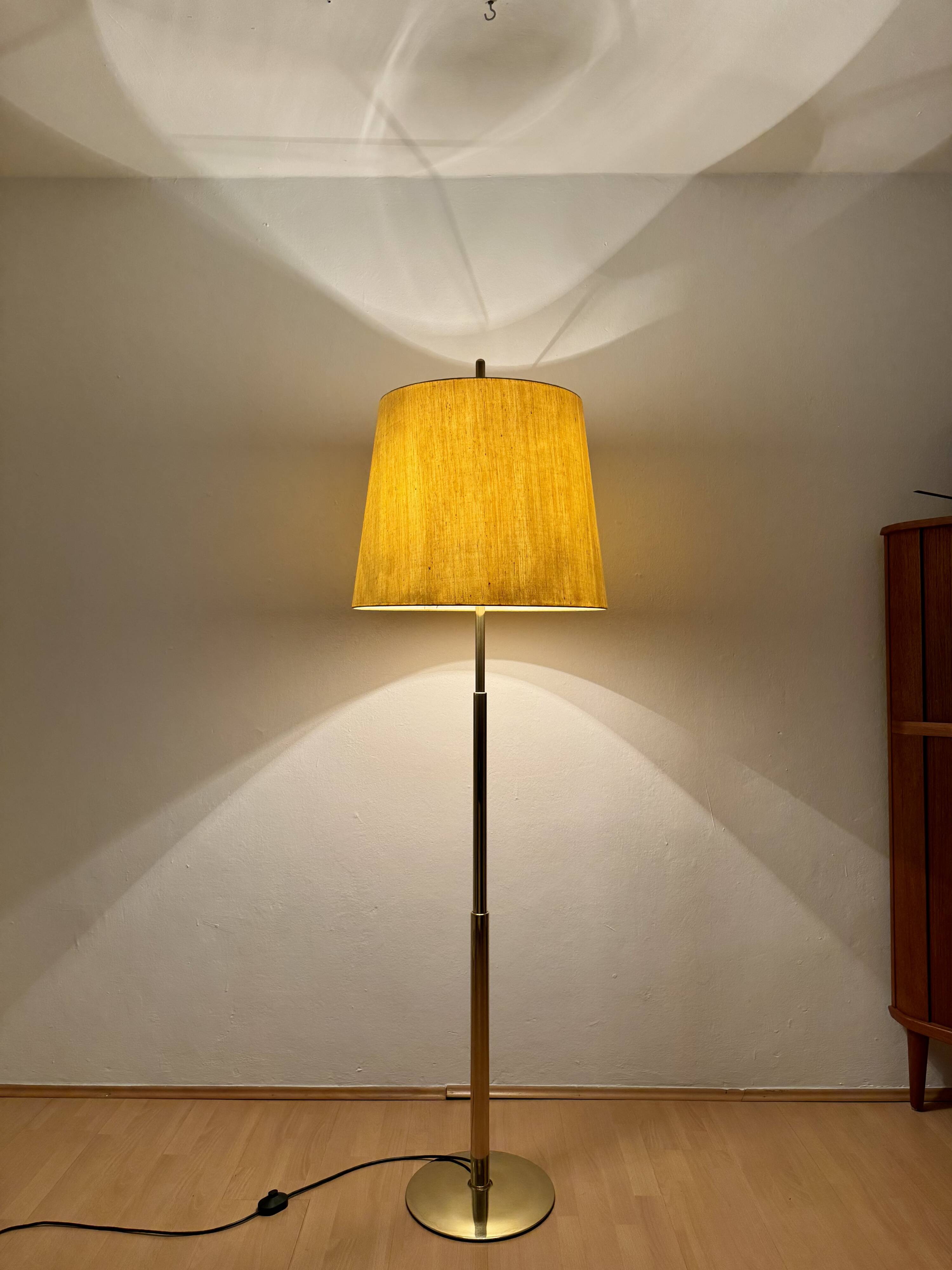 Lampadaire télescopique réglable en laiton par Ingo Maurer pour Design M