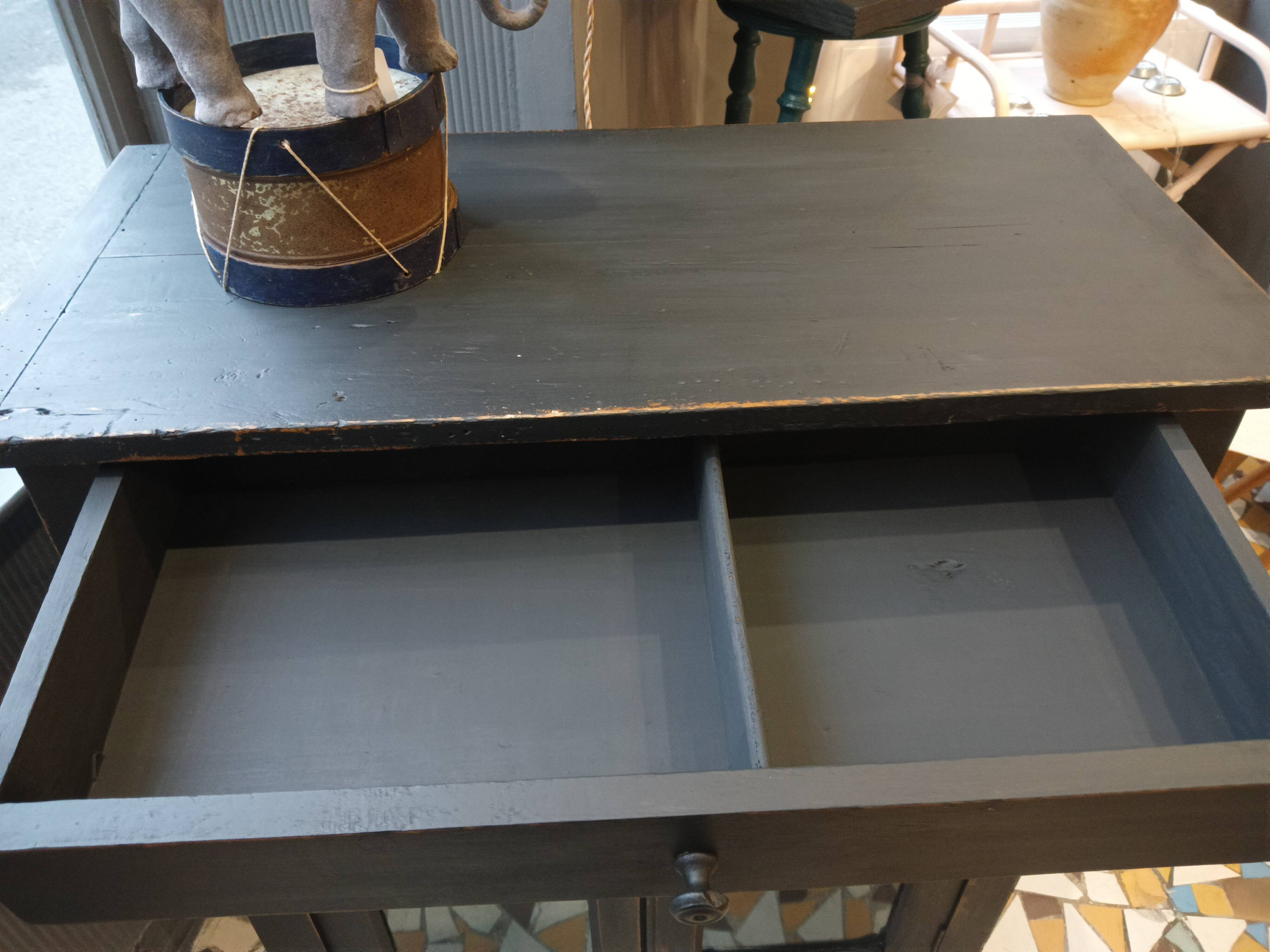 Parisian buffet revisited in black