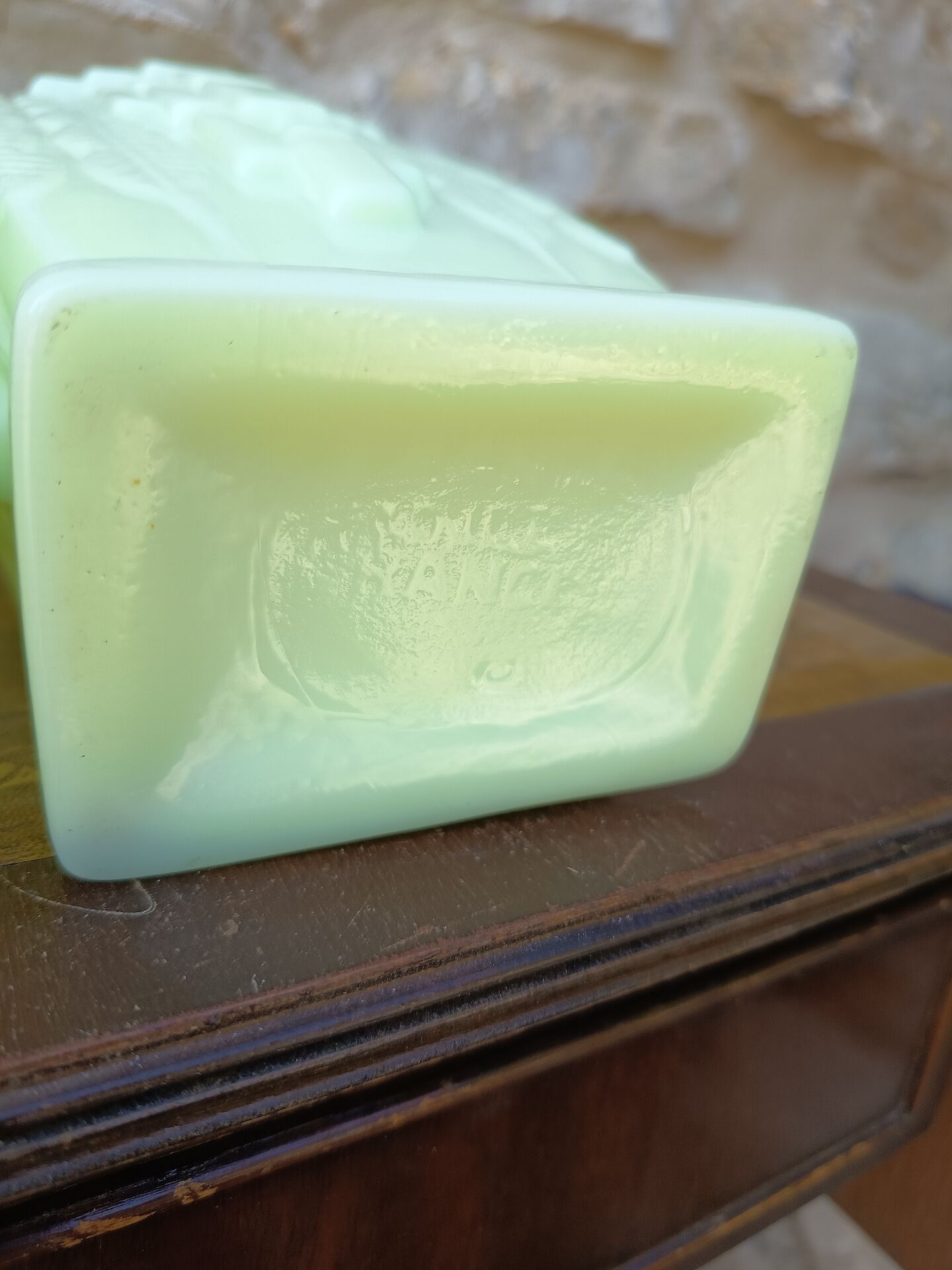 Paire de vases Art Déco en opaline uranifère vers 1930