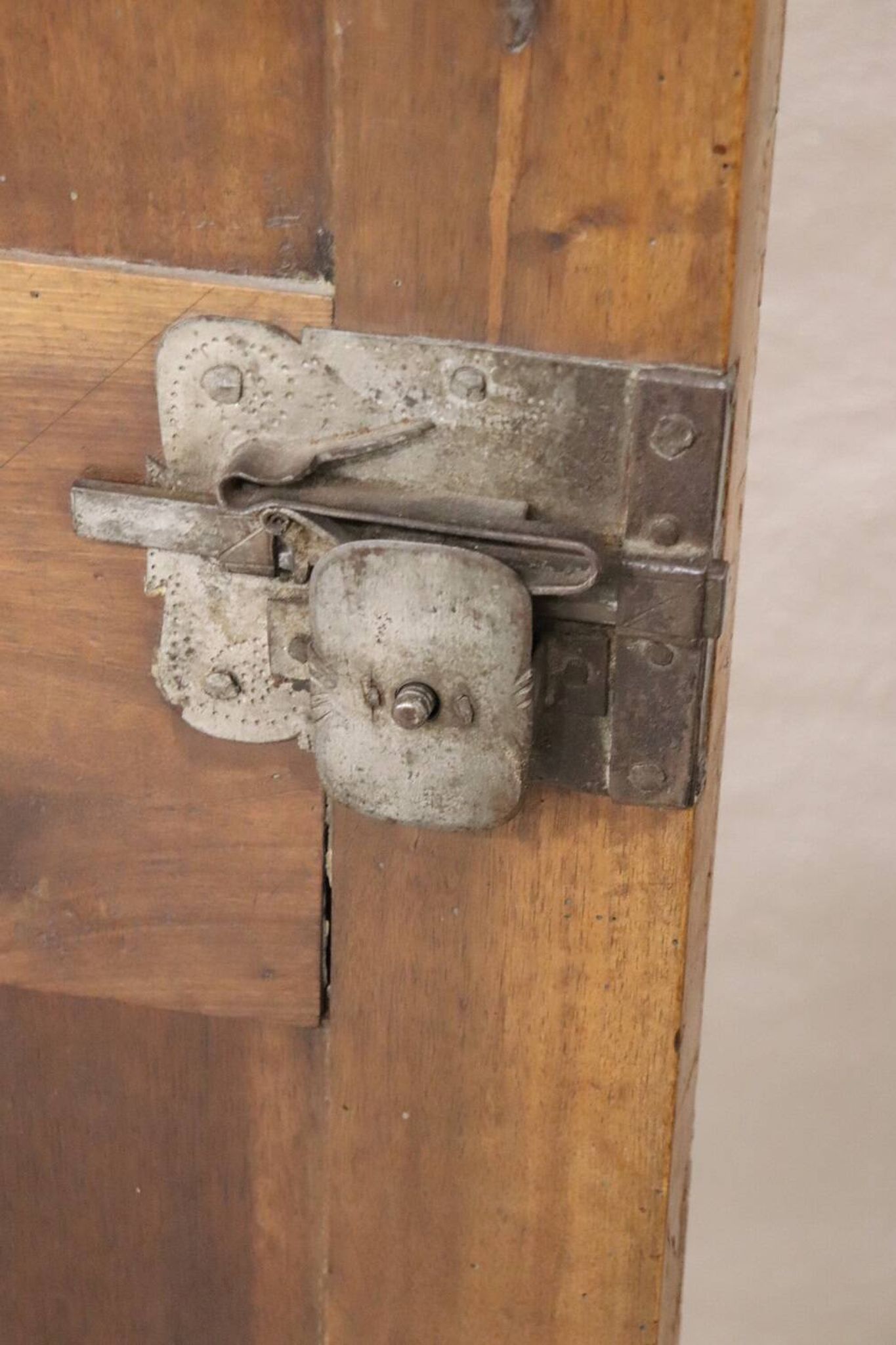 Armoire à Secret Du 17ème Siècle En Noyer