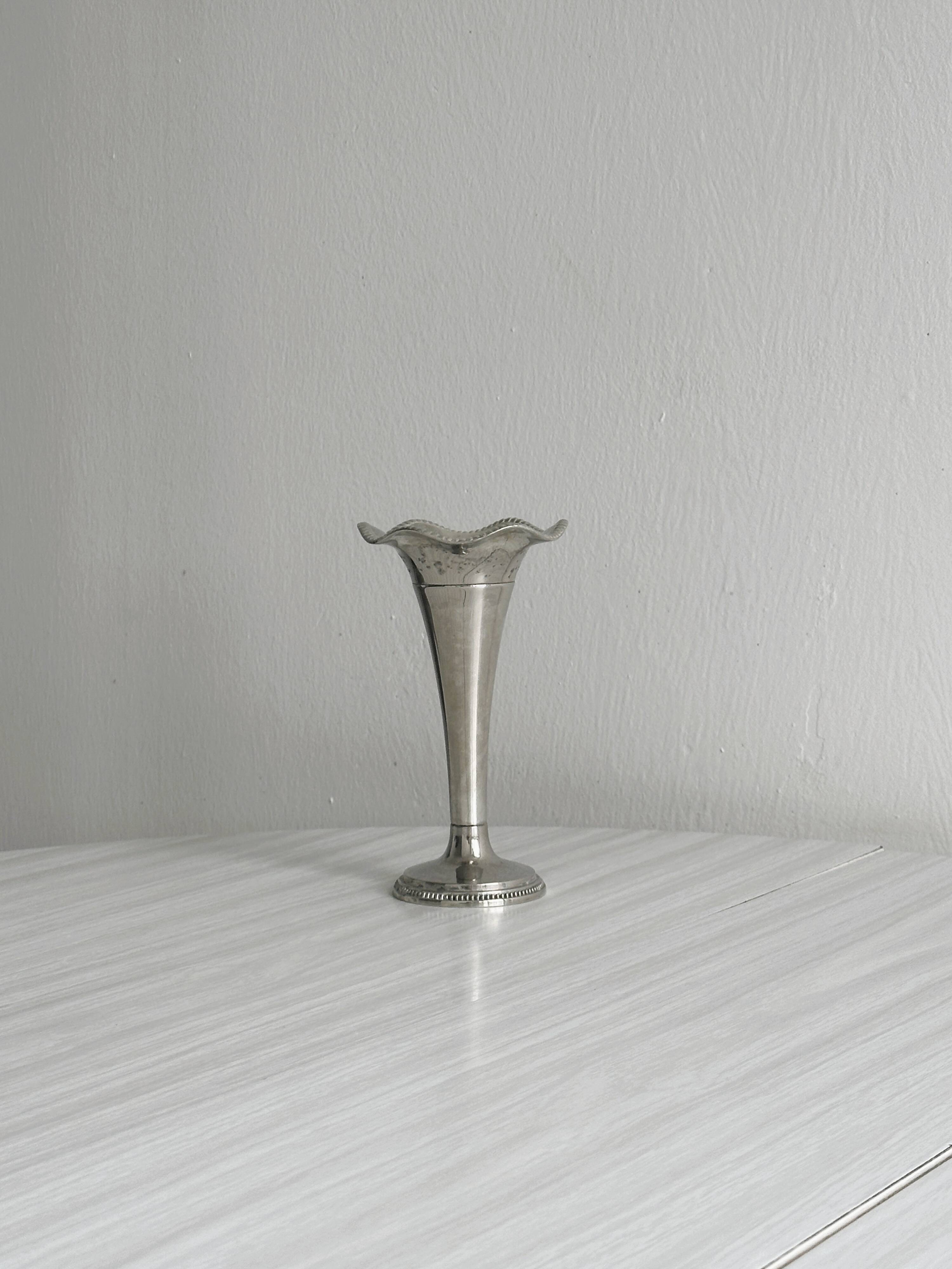 Metal single-flower vase
