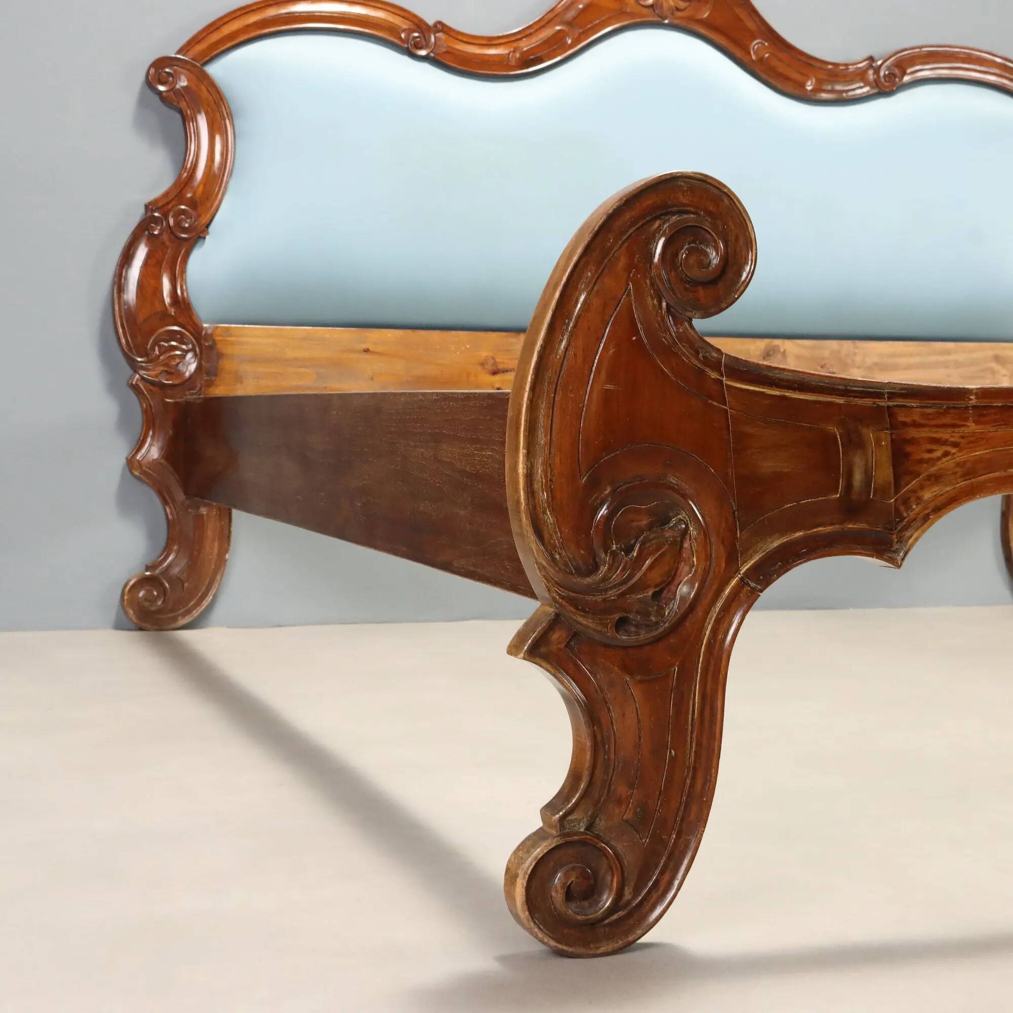 Antique Louis-Philippe bed in carved walnut, Italy, 19th century.