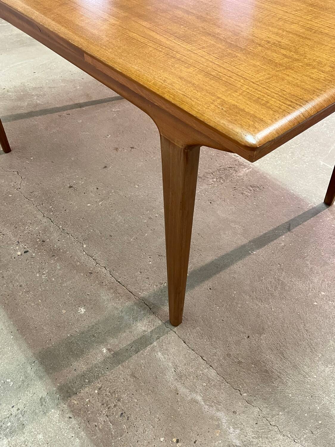 Scandinavian style extendable table