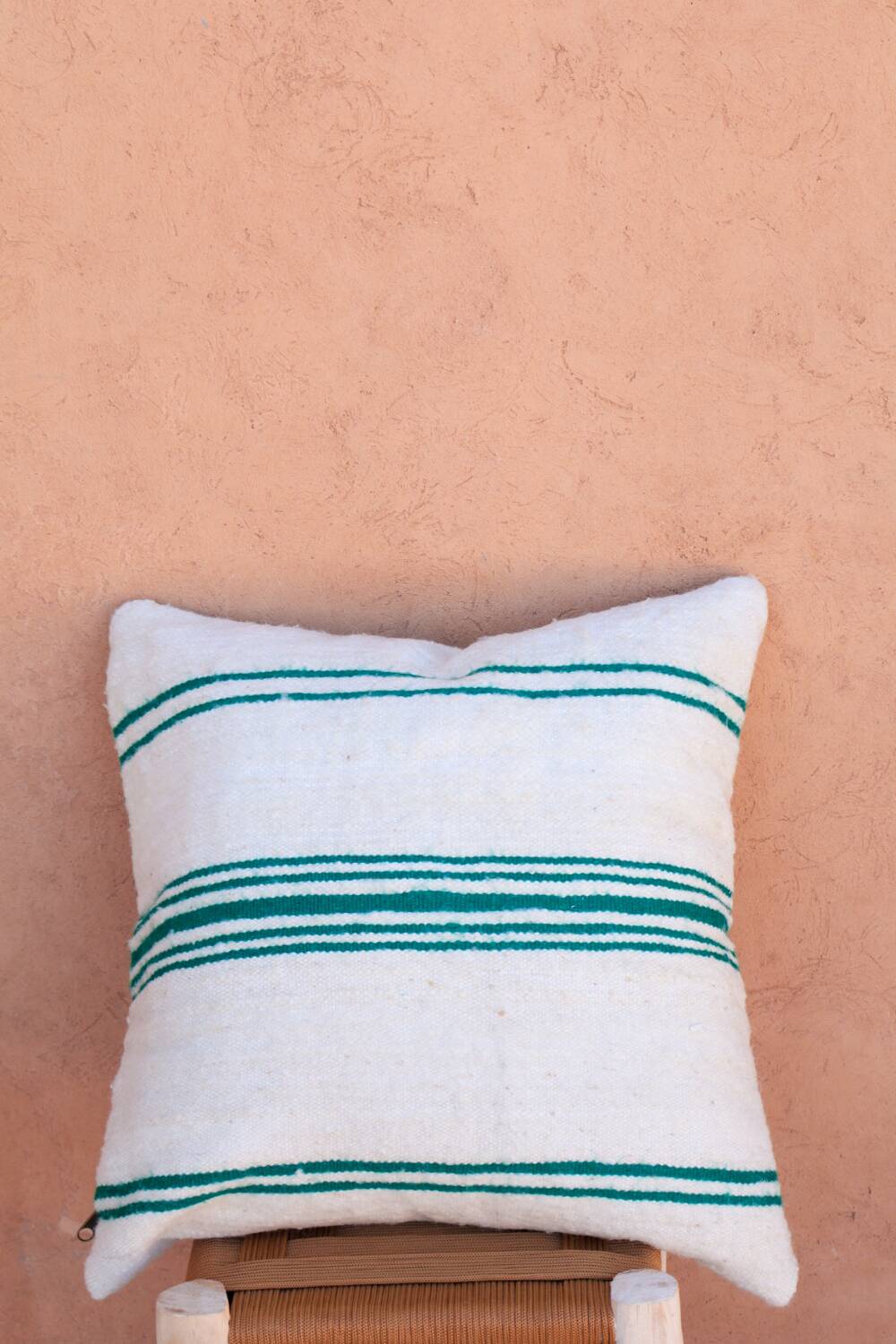 Coussin rayé blanc et vert en laine fait-main