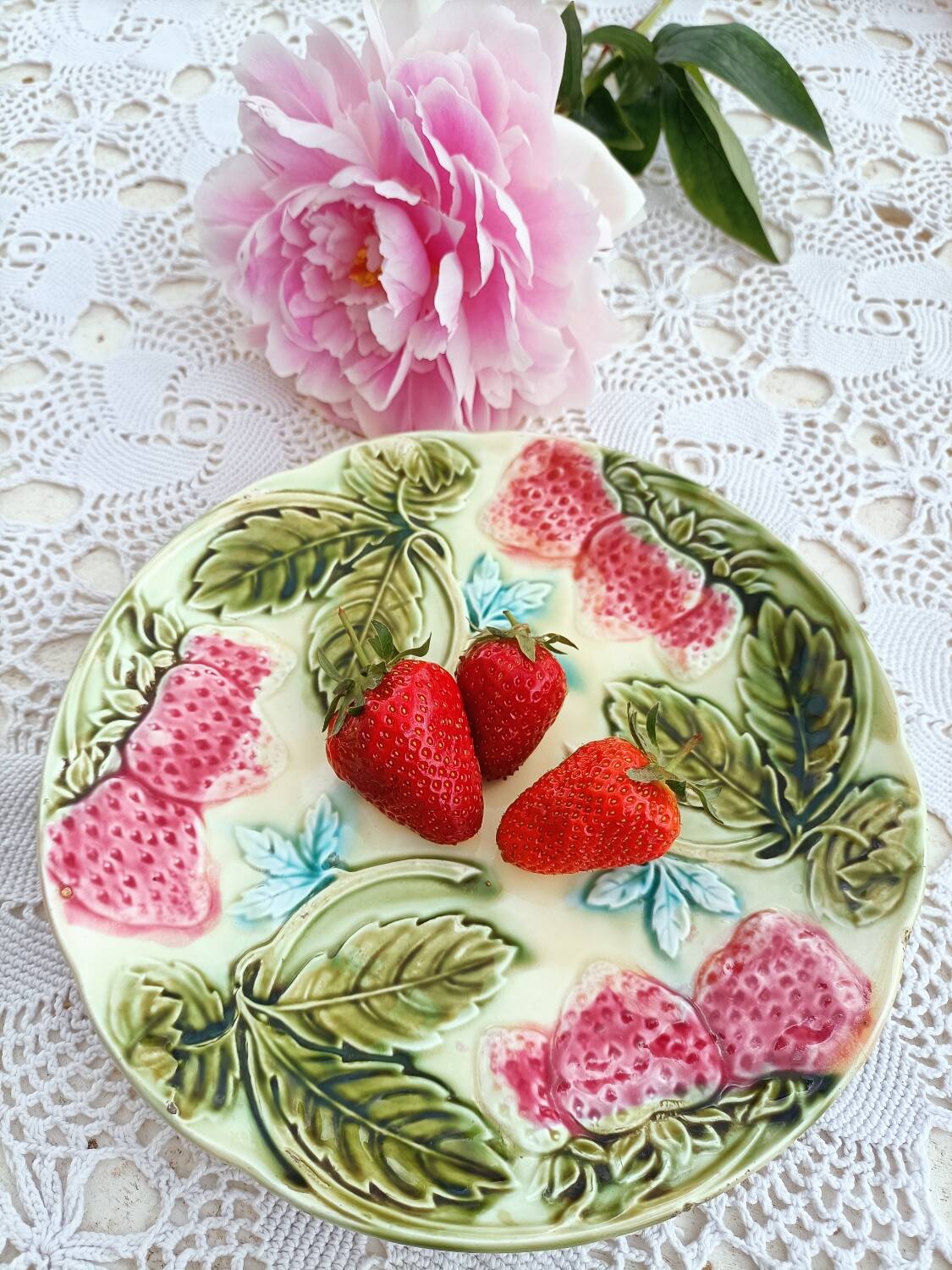 Antique plate in Strawberry Onnaing slip