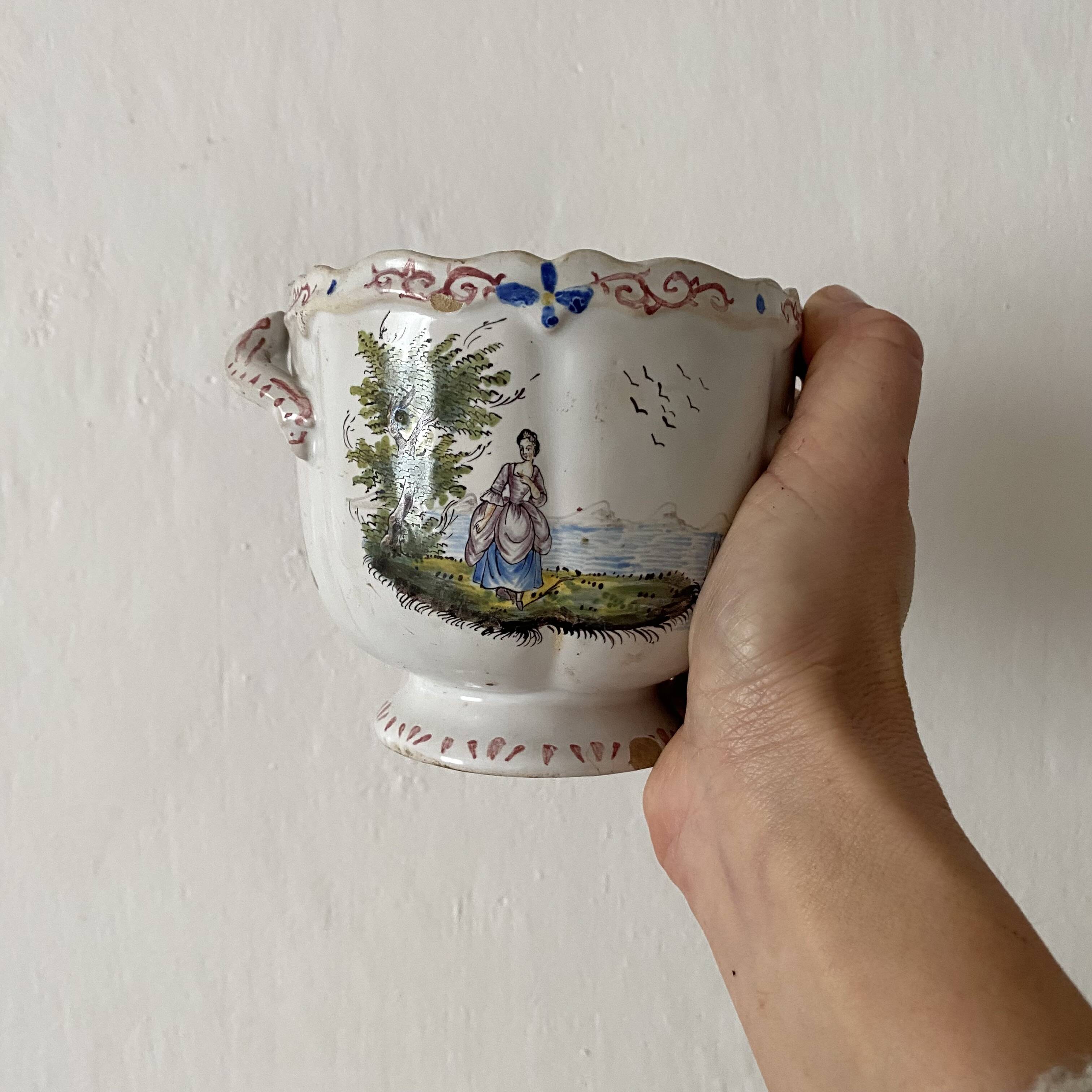 Paire de cache-pots anciens en faïence française , décor scènes champêtres