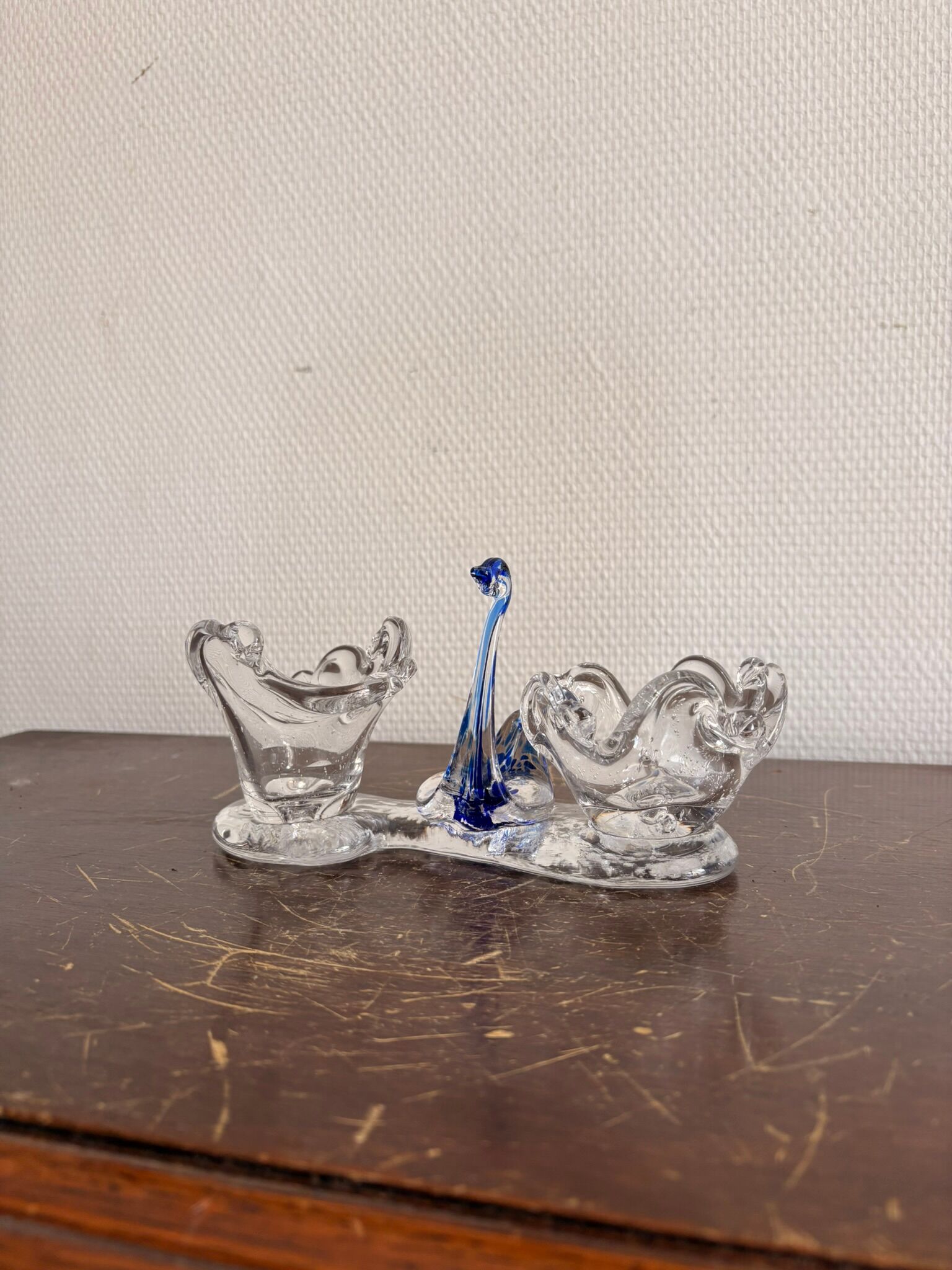 Double salt and pepper shaker, swan dragée, cobalt blue Murano glass.