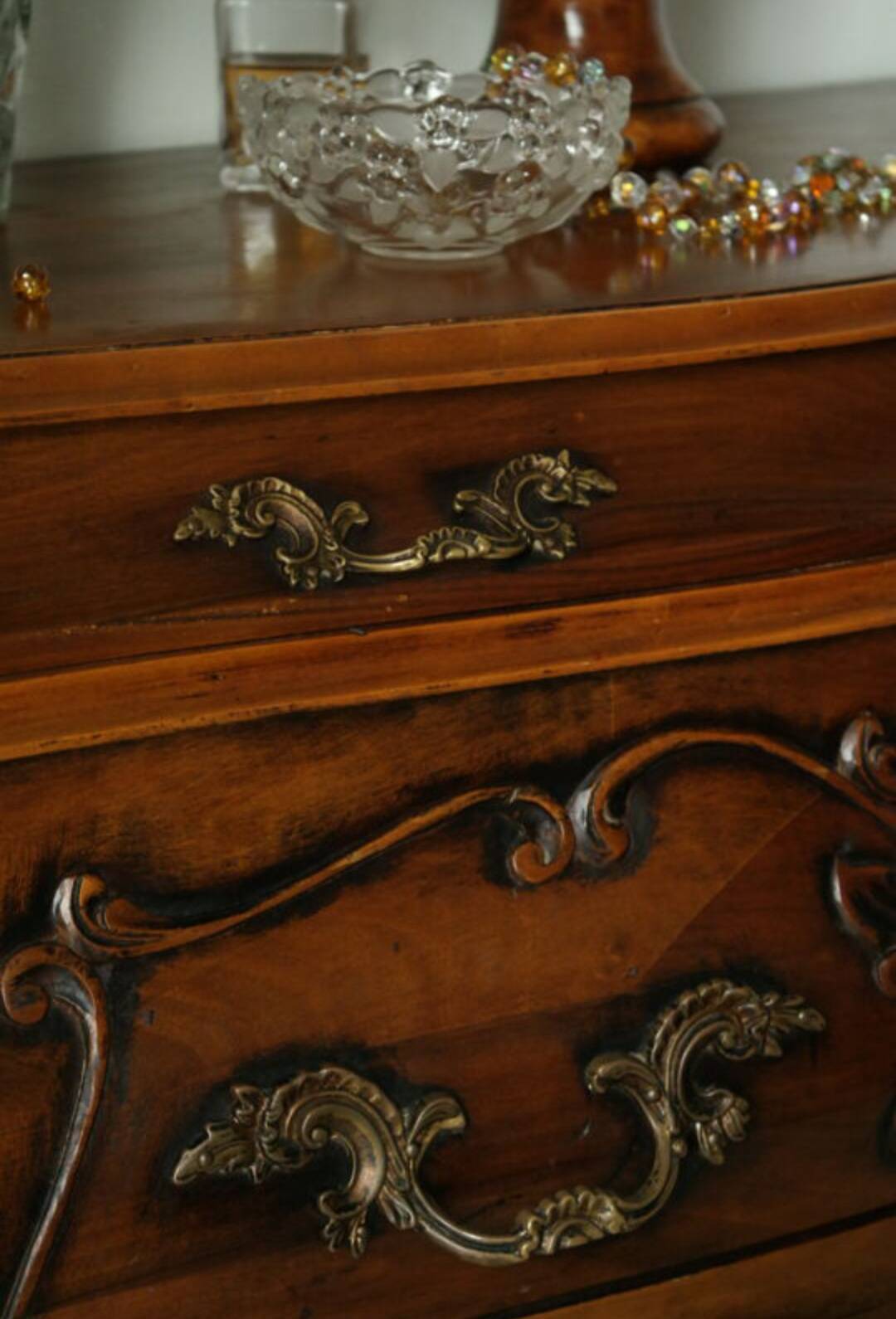 Coffin commode in walnut, Louis XV style, 20th century.