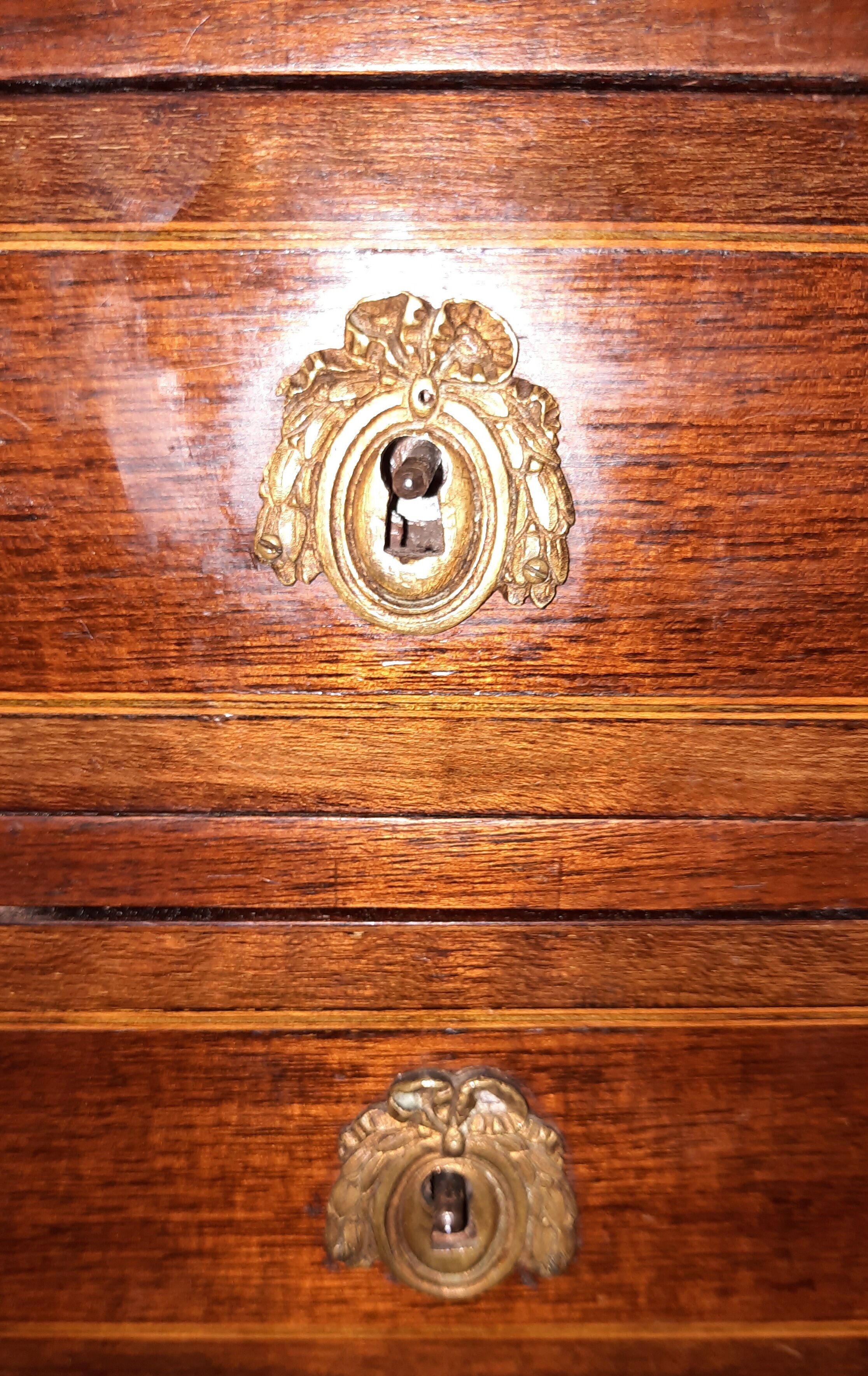 Antique chest of drawers in veneer
