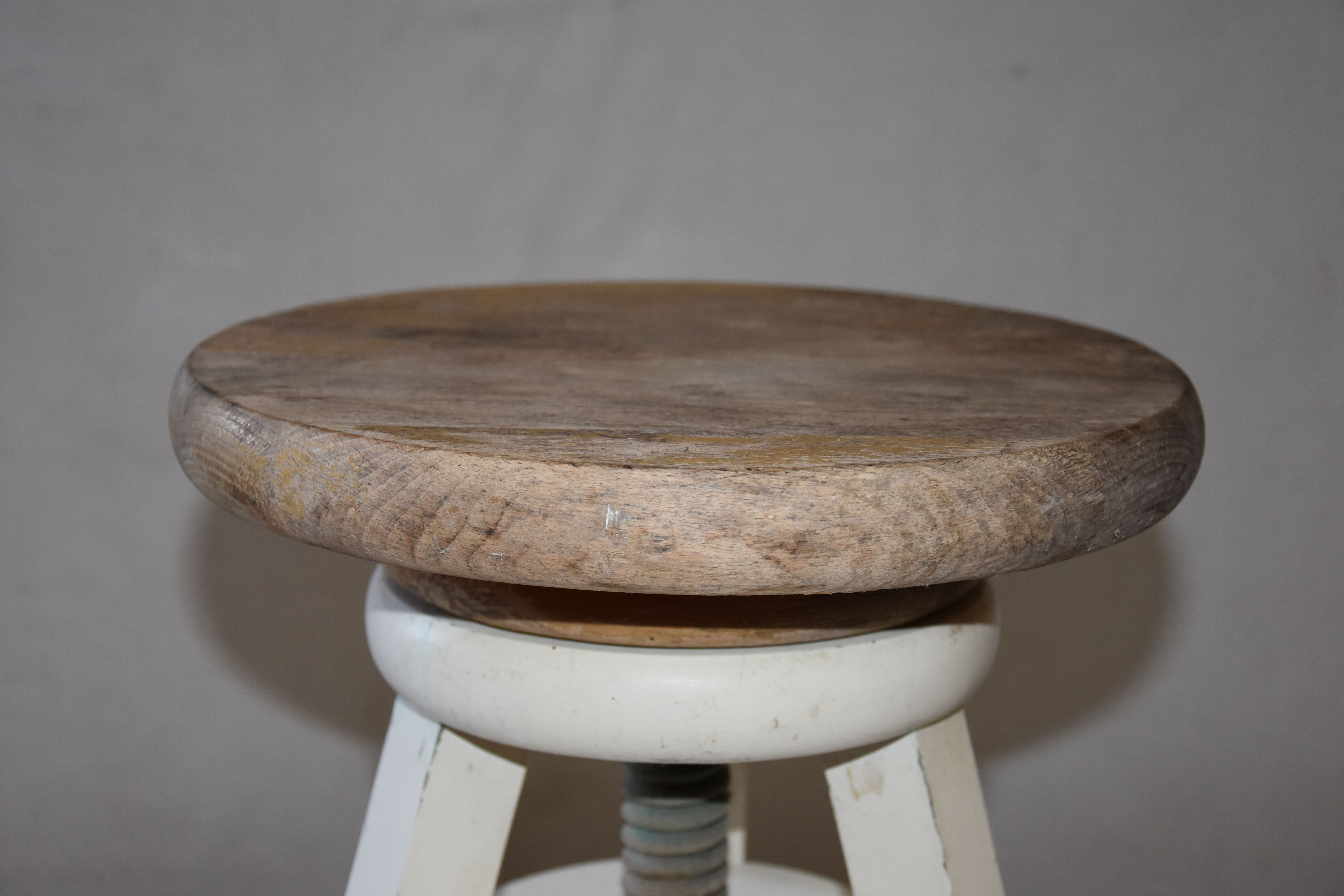 Screw tripod workshop stool
