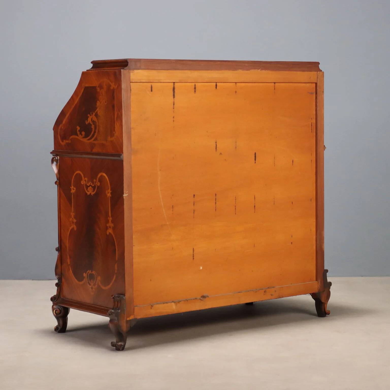 Antique drop-leaf table in walnut with maple inlays, Italy, 20th century.