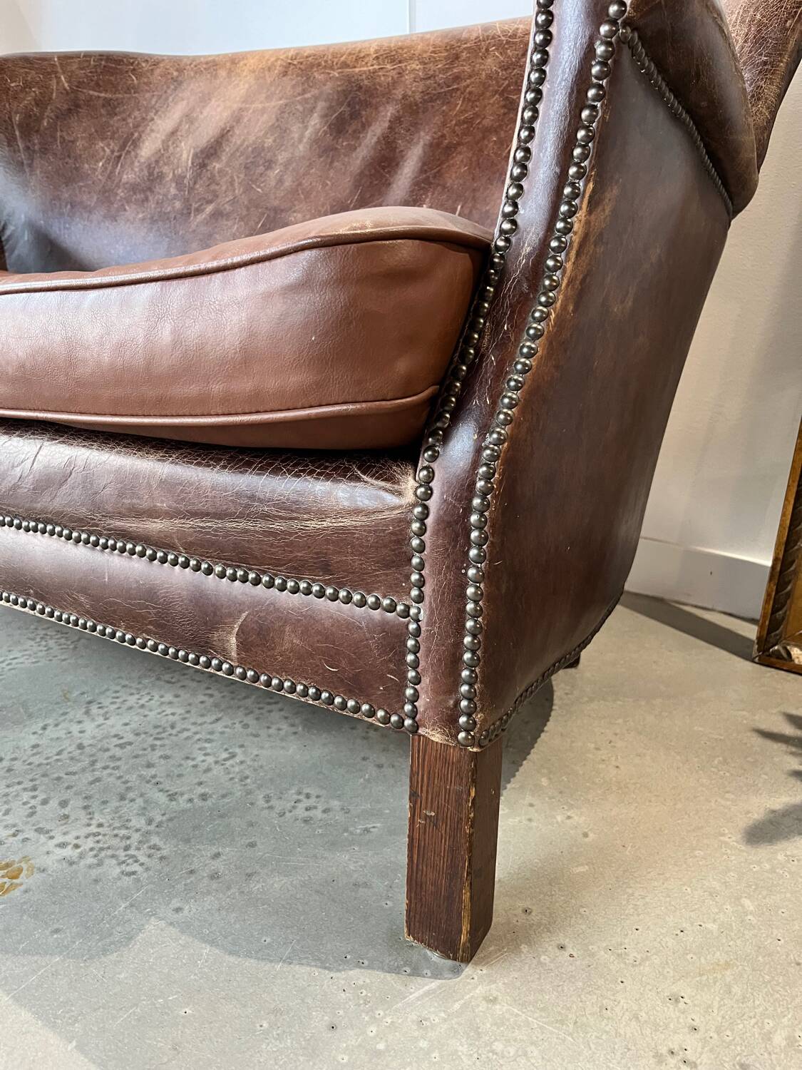 Banquette vintage en cuir clouté
