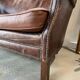 Banquette vintage en cuir clouté