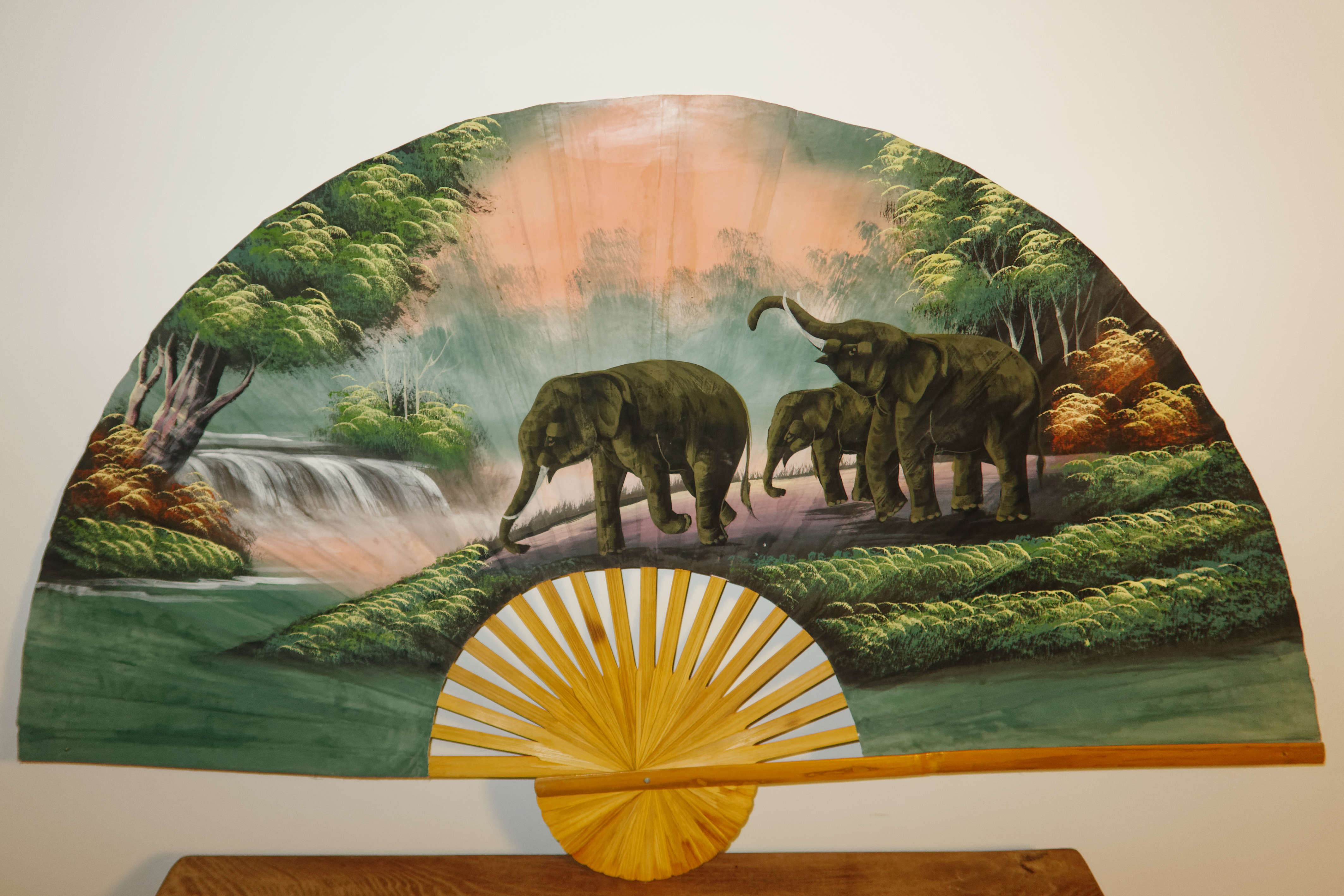 Éventail mural vintage bambou et tissu
