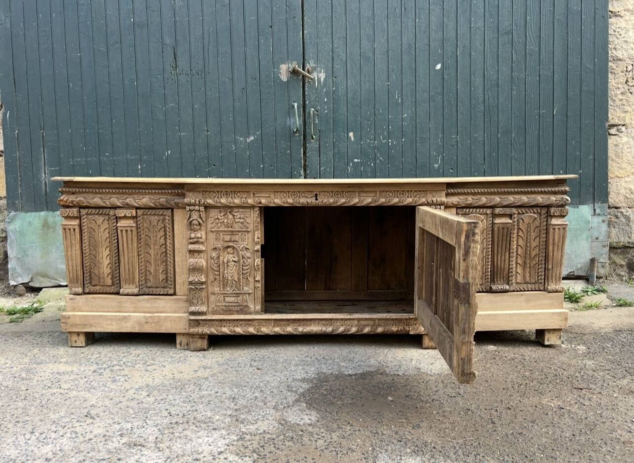 Grand Renaissance buffet in oak