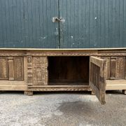 Grand Renaissance buffet in oak