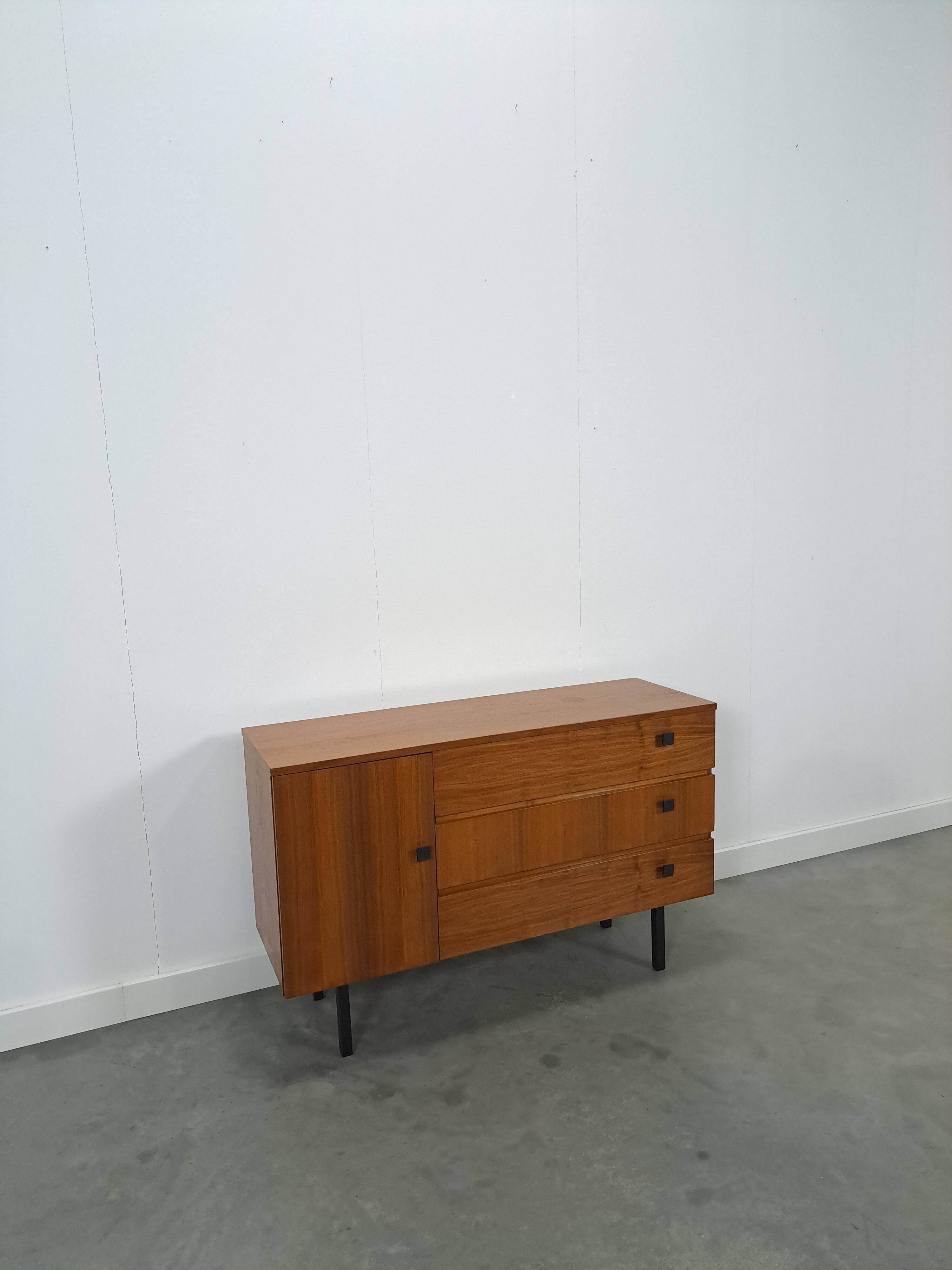 Armoire avec espace de rangement et poignées noires, buffet vintage