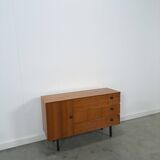 Armoire avec espace de rangement et poignées noires, buffet vintage