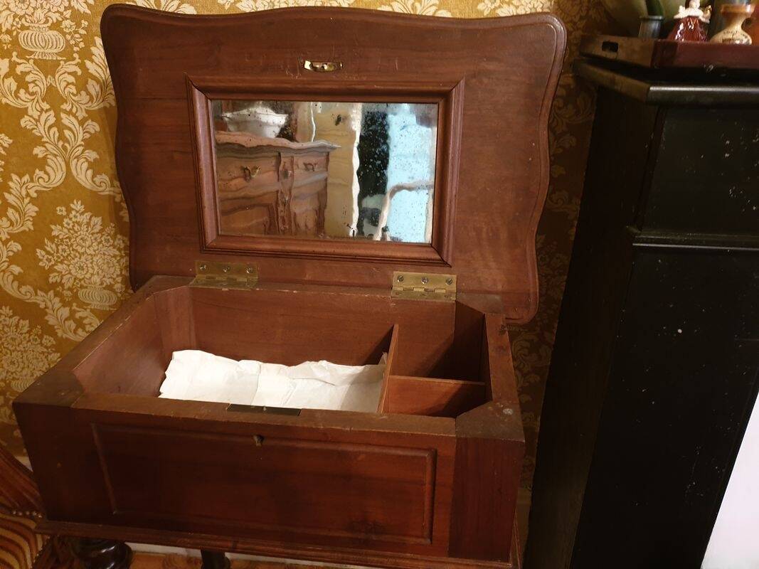 Petit meuble coiffeuse ancien