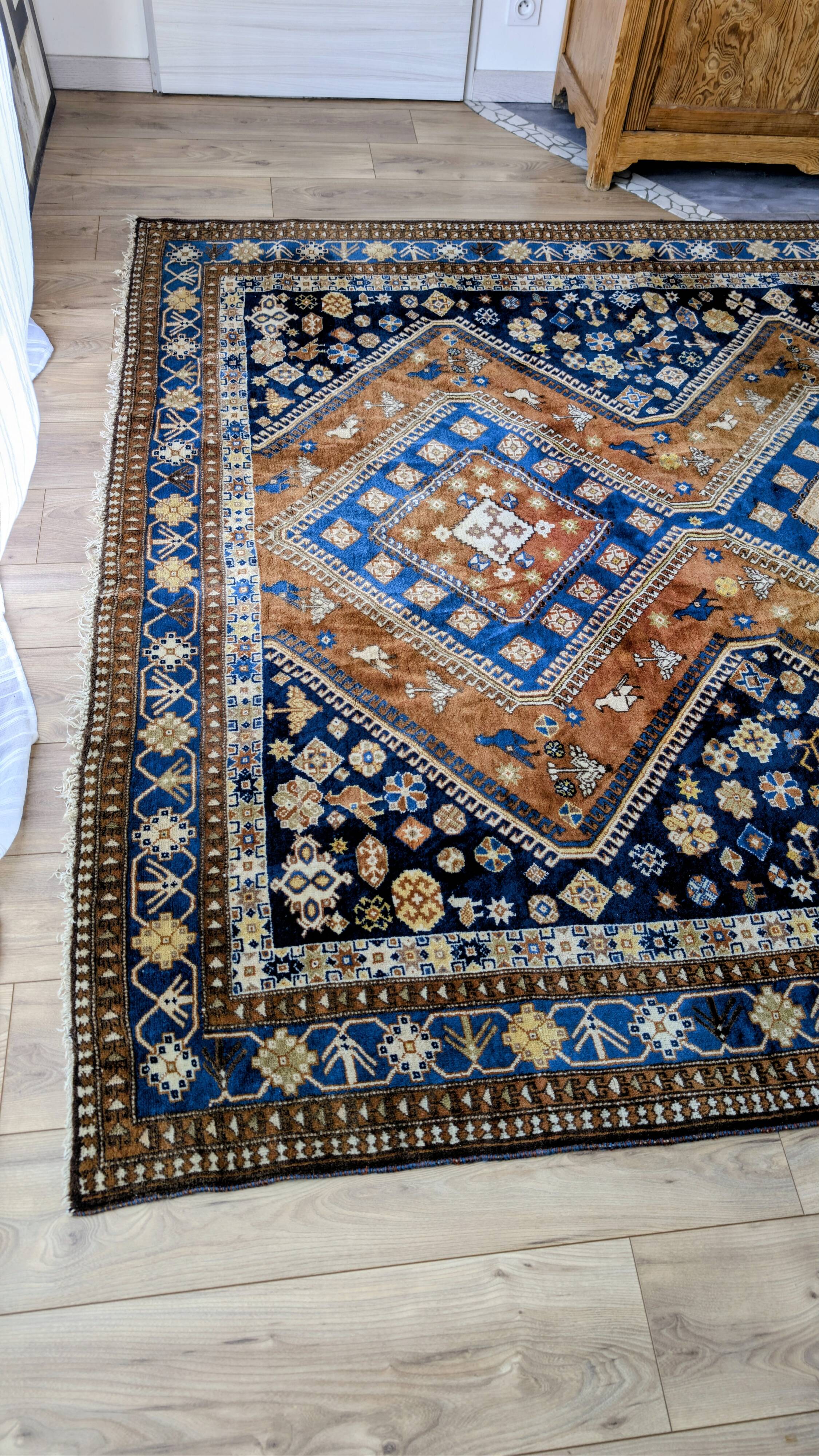 Hand-knotted Persian Shiraz rug in wool with tribal decoration, 300 x 220 cm.
