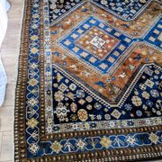 Hand-knotted Persian Shiraz rug in wool with tribal decoration, 300 x 220 cm.