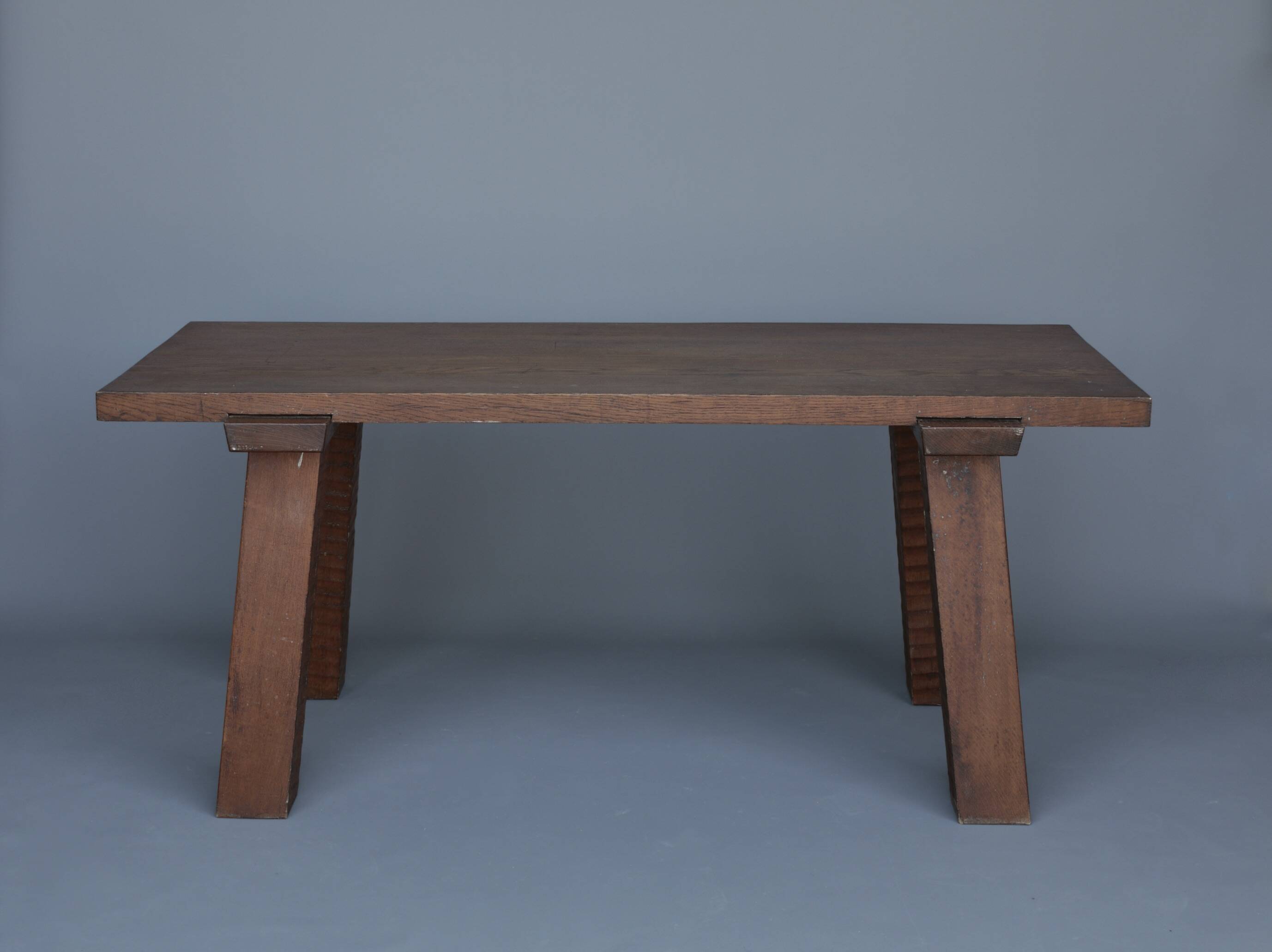 Table brutaliste en chêne massif
