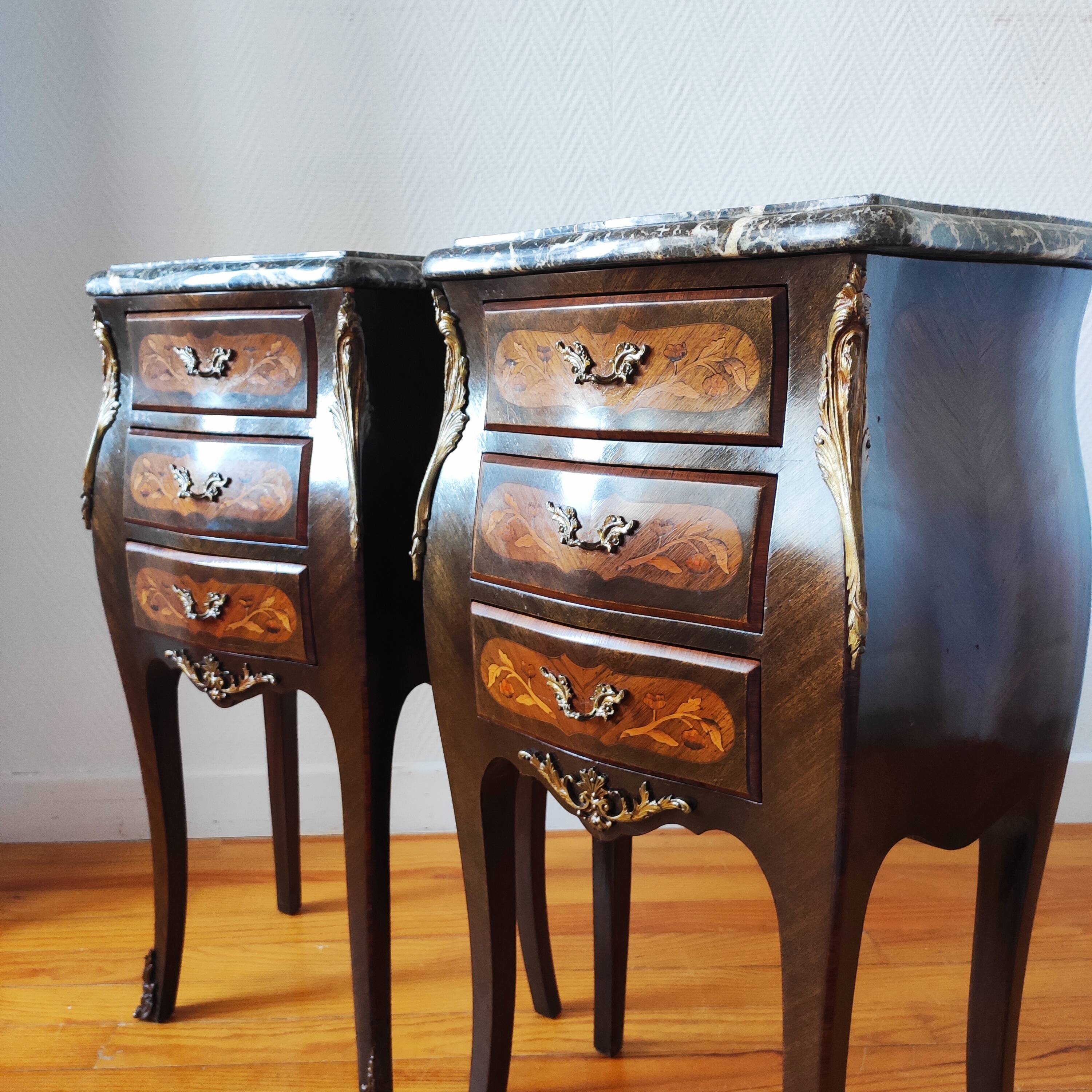 Paire de tables de chevet style Louis marbre noir