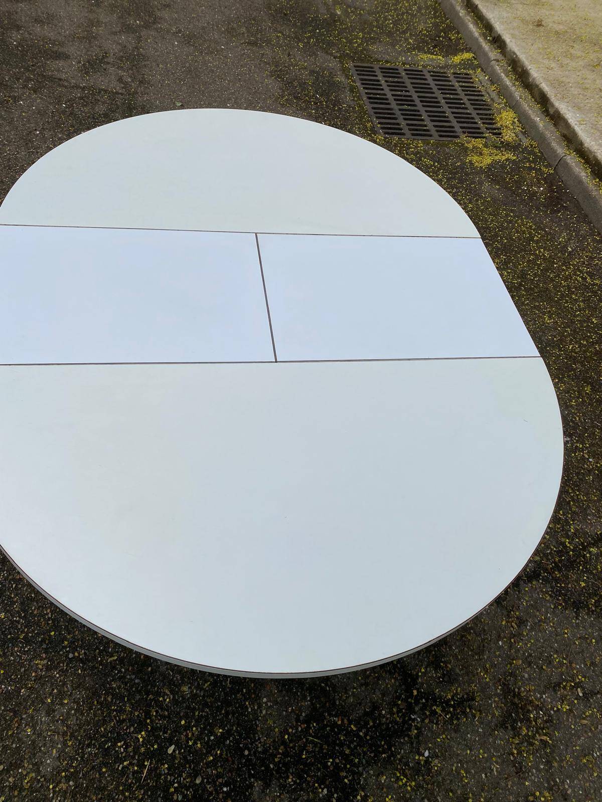 White dining table with a central tulip base, extendable to 100cm.