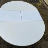 White dining table with a central tulip base, extendable to 100cm.