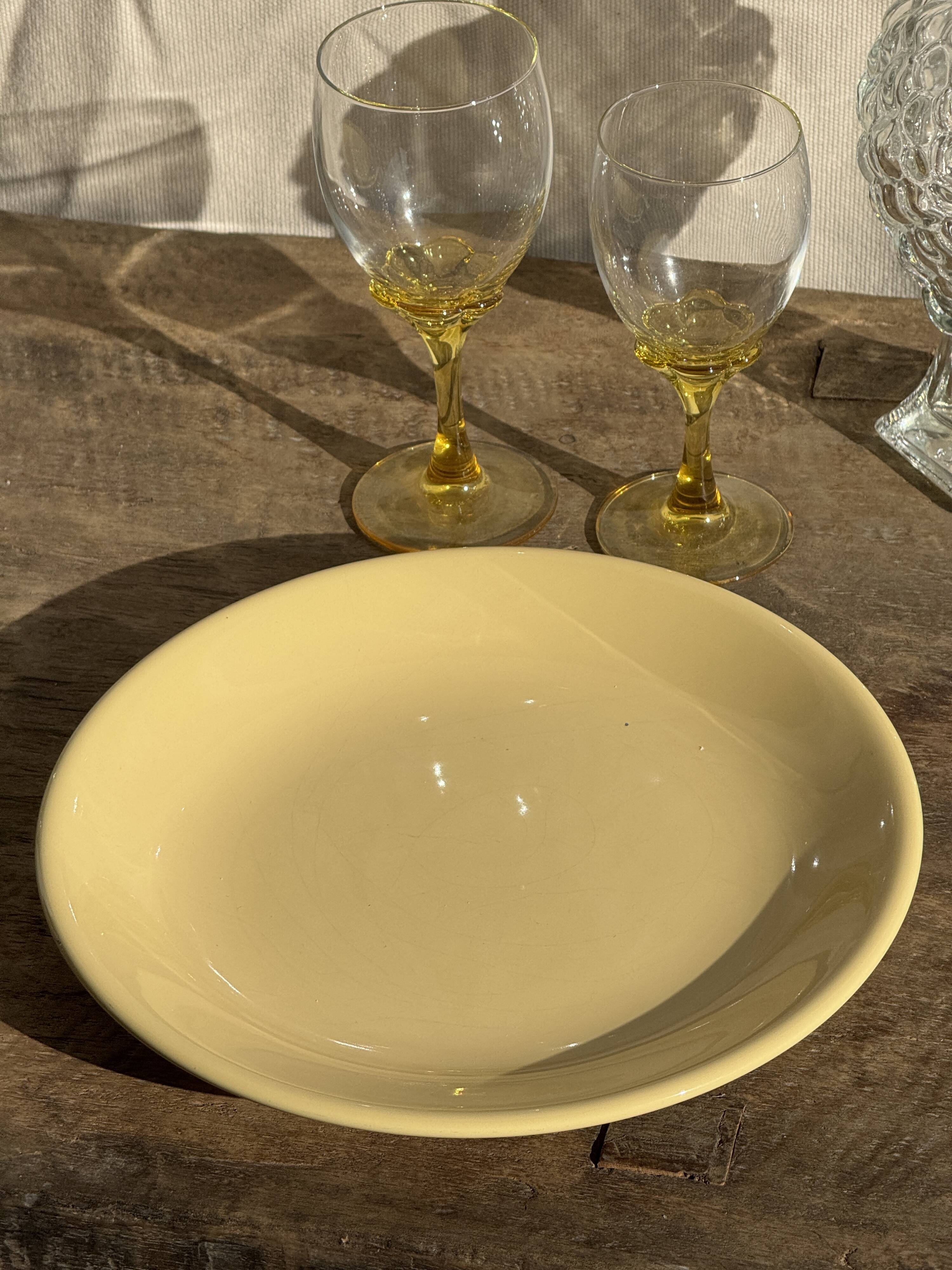Set of 6 vintage yellow stemmed glasses: consisting of 4 large and 2 small.
