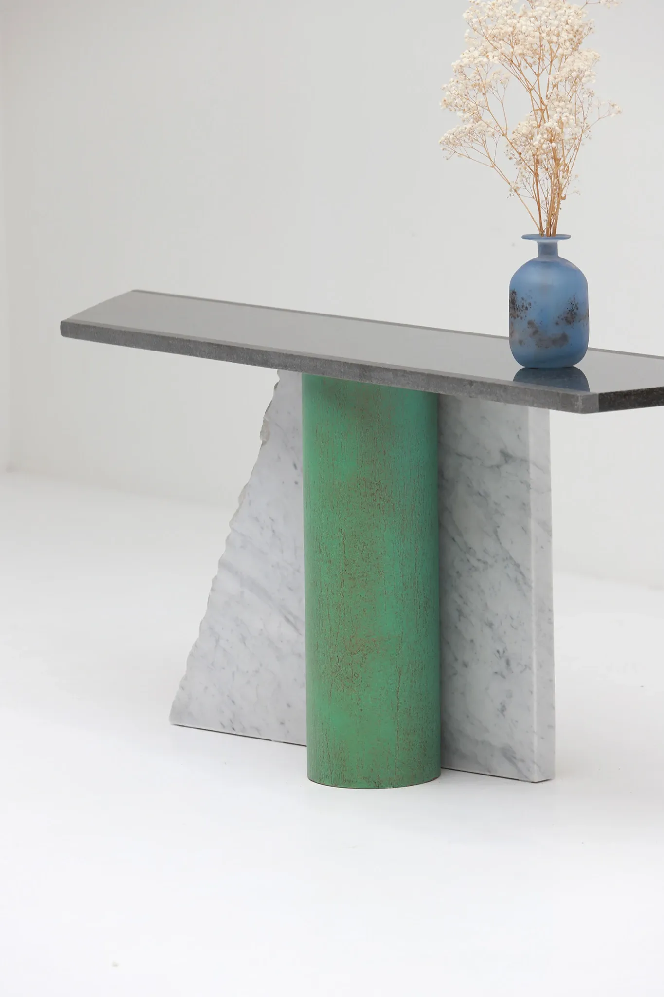 Lella et Massimo Vignelli — Console en ardoise et marbre “Ambiguità” 1983