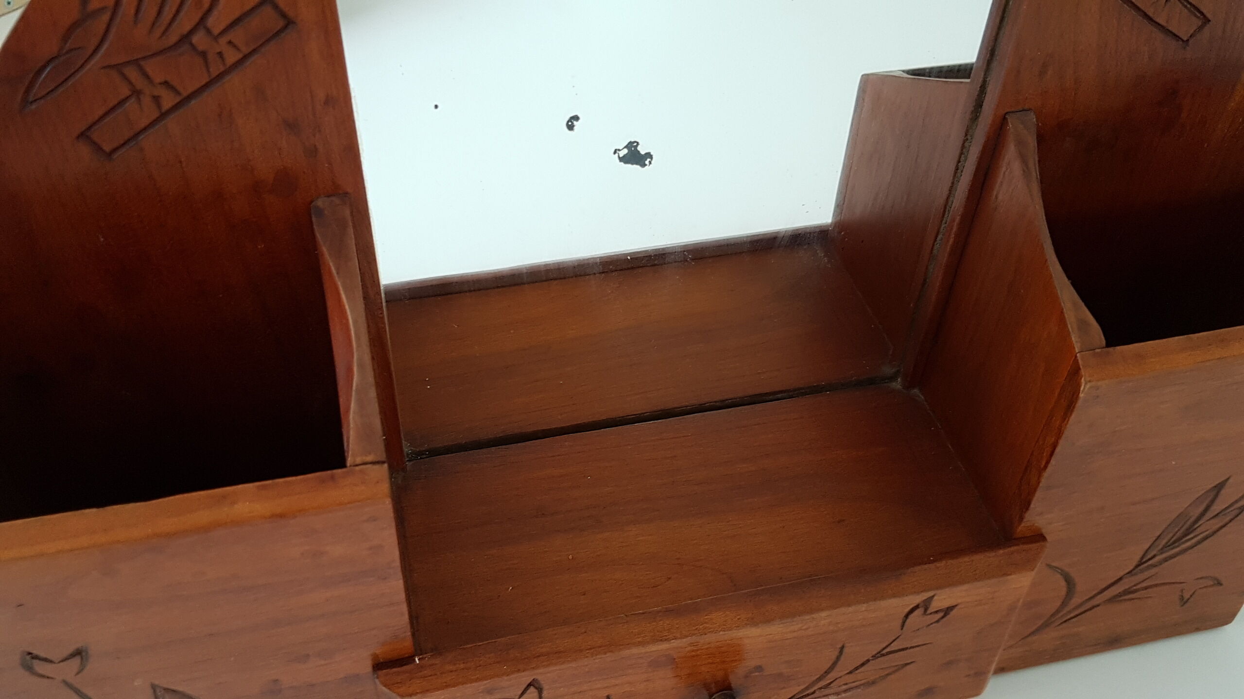 Wood and mirror shelf of the 40s