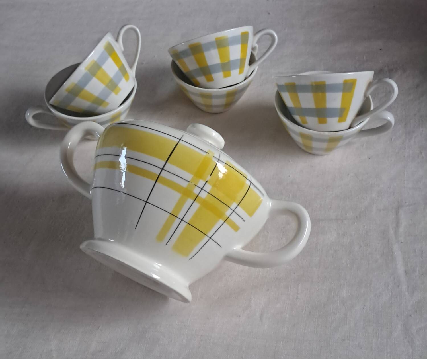 Cups and sugar bowl