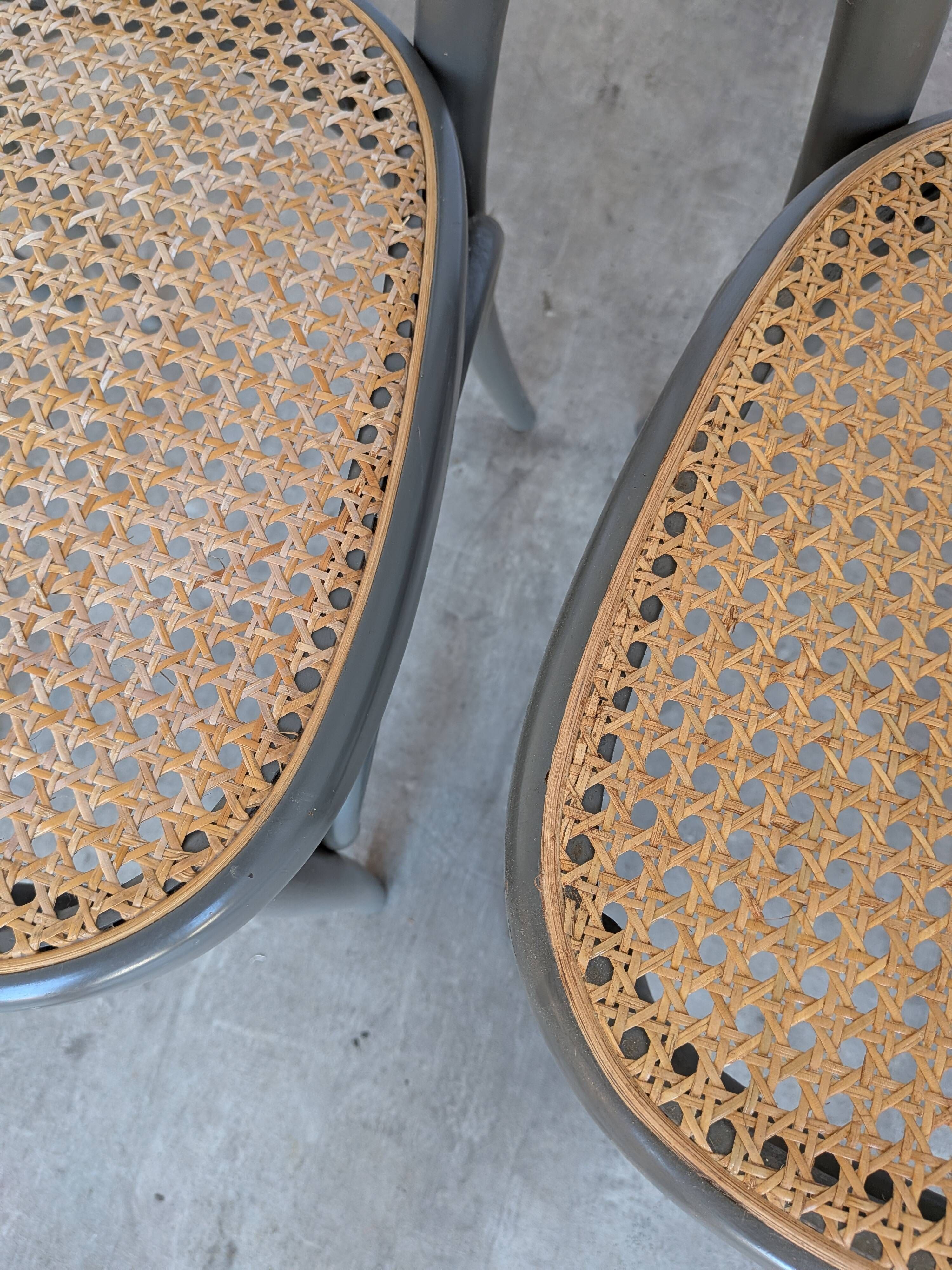 Ensemble de 6 chaises de salle à manger vintage grises en bois cintré : style Thonet, assise en cannage.