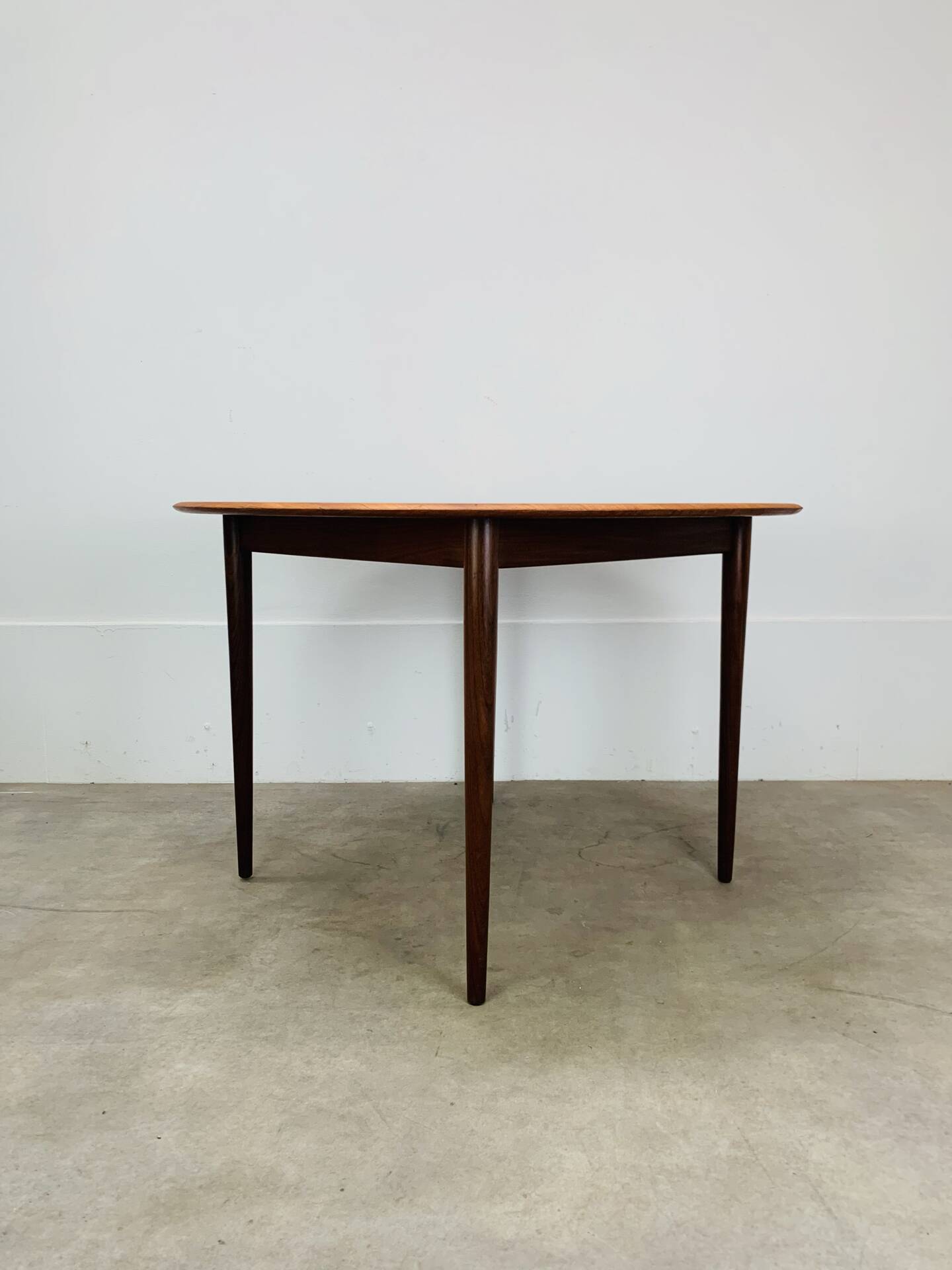 Table ronde scandinave en teck, 1960