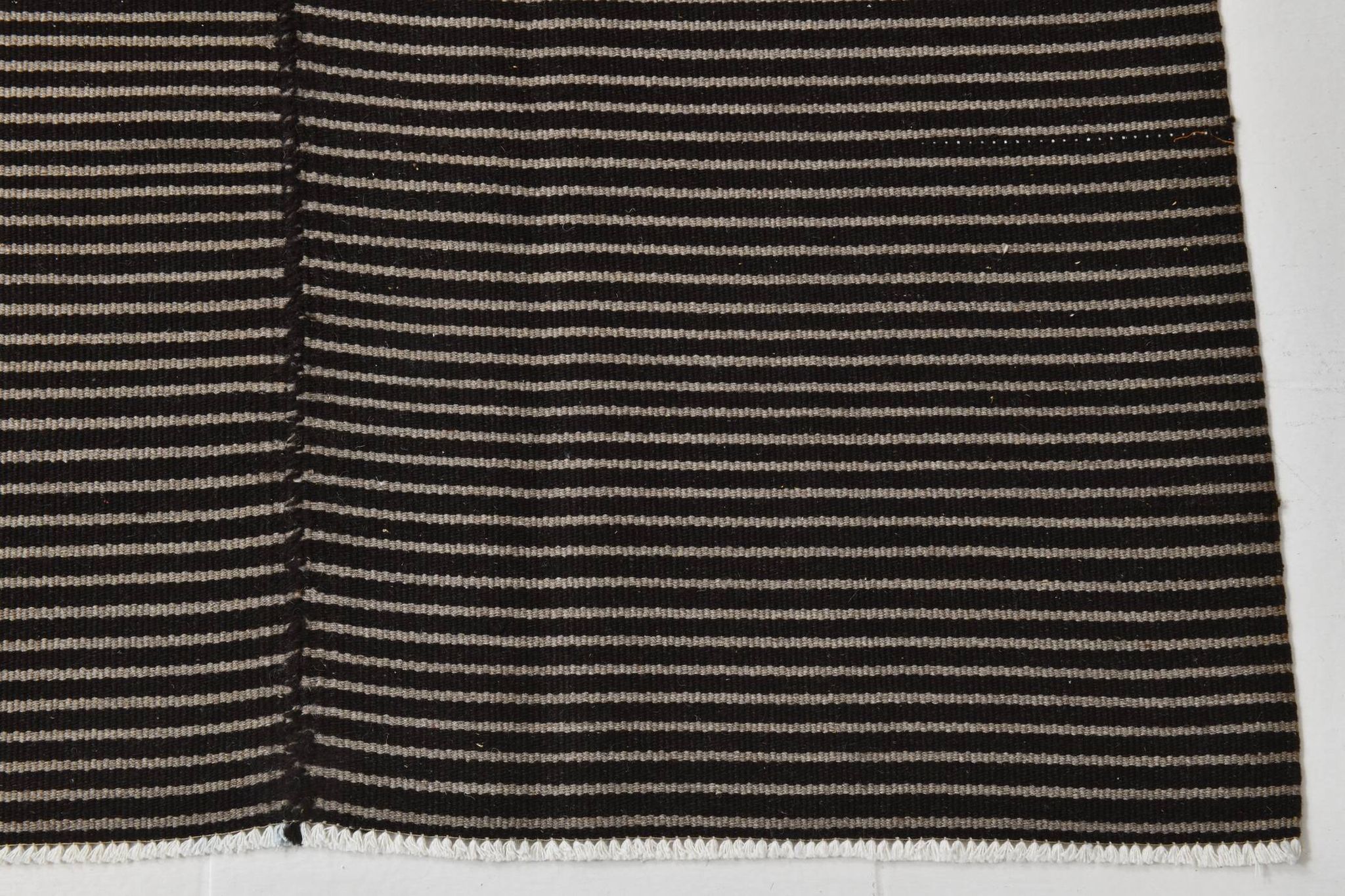 Tapis turc à fines rayures noires et grises (6 x 9 po), 183 x 269 cm