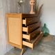 Commode aux pieds compas