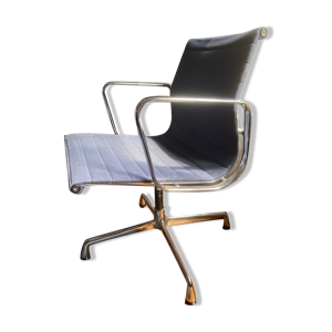 Chaise eames EA 108