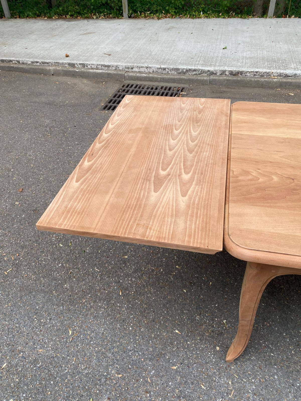 Table à manger de ferme chic extensible décapée en merisier massif Louis XV