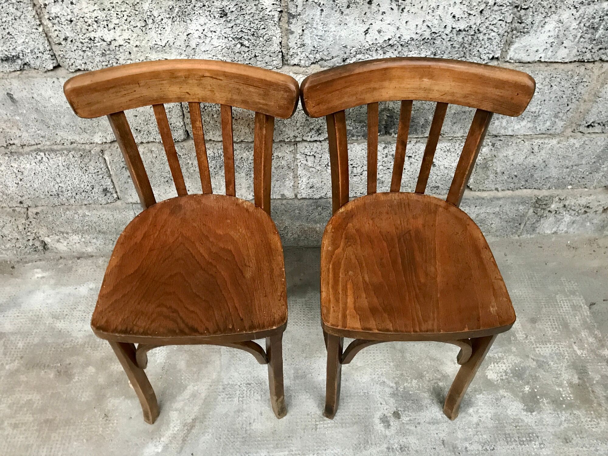 Pair of bistro chairs troquet Parisien in curved wood 1950